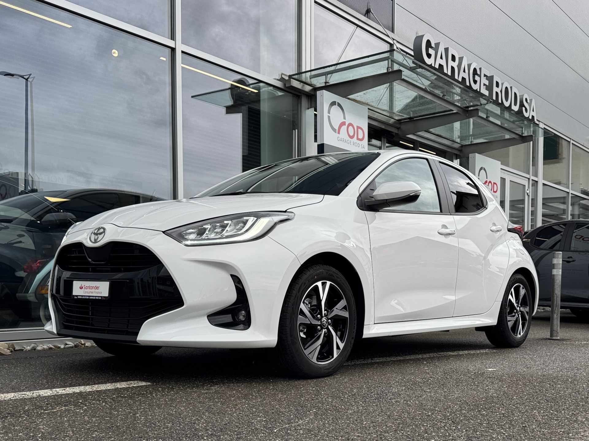 TOYOTA Yaris 1.5 Trend e-CVT-showroom-element-1