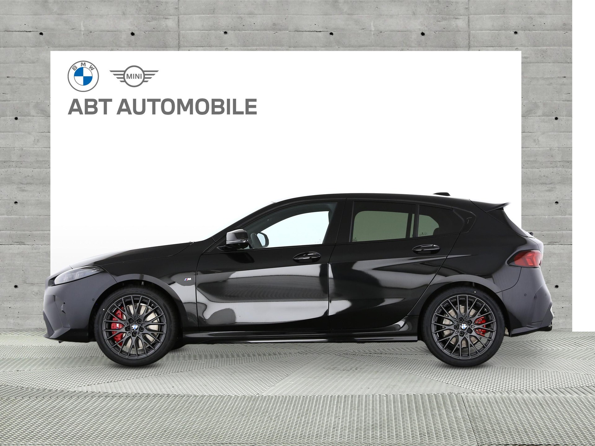 BMW M135i xDrive-showroom-element-1