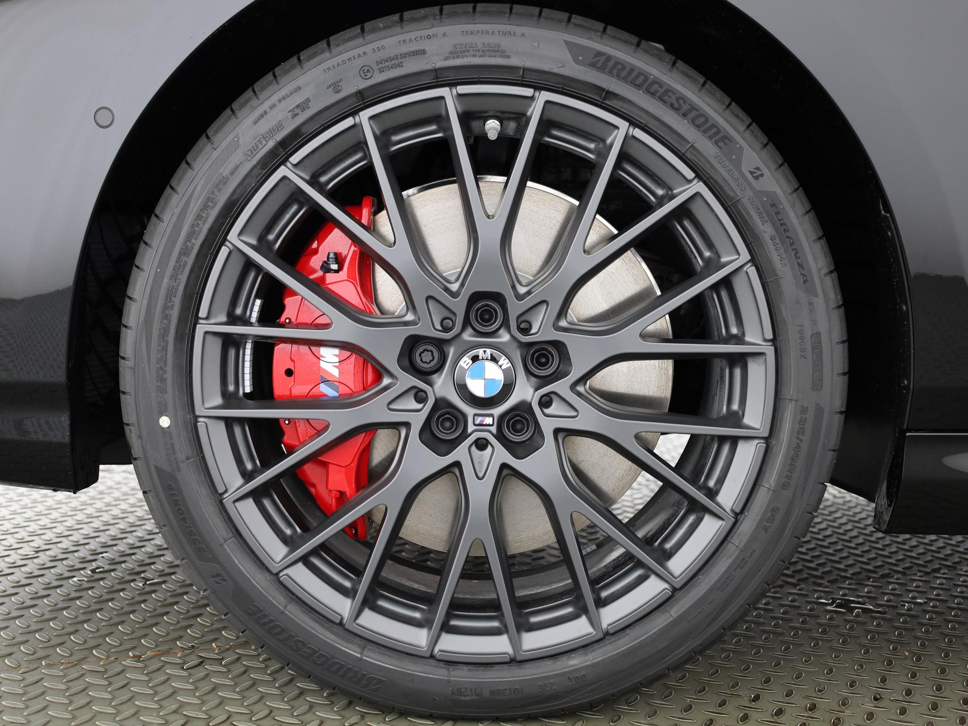 BMW M135i xDrive-showroom-element-3