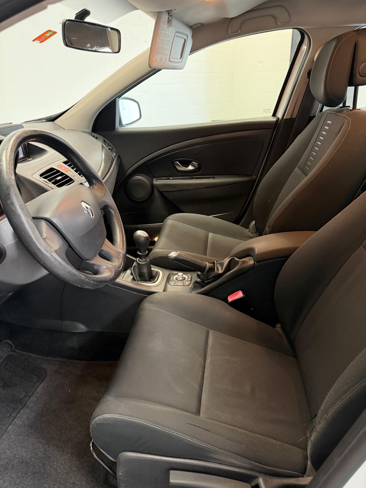 RENAULT Mégane Grandtour 1.5 dCi Dynamique ***CH-Fahrzeug***-image-11