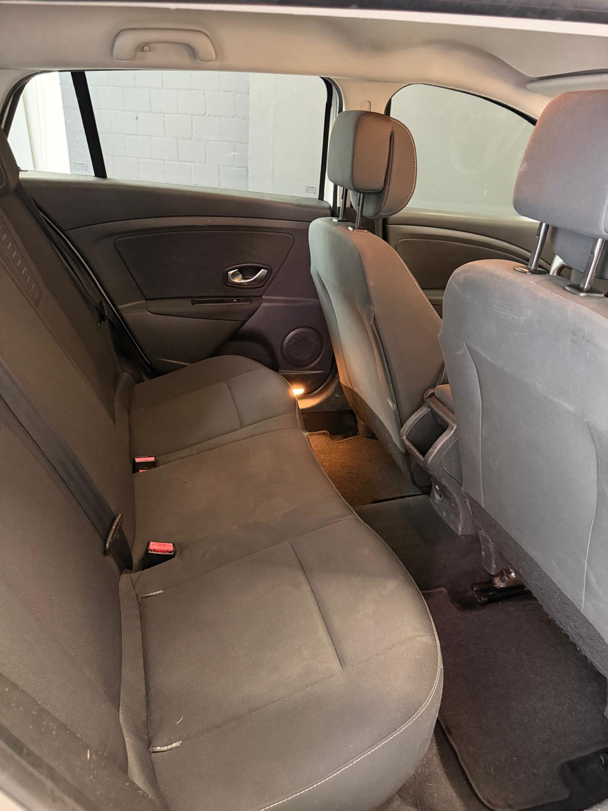 RENAULT Mégane Grandtour 1.5 dCi Dynamique ***CH-Fahrzeug***-image-14