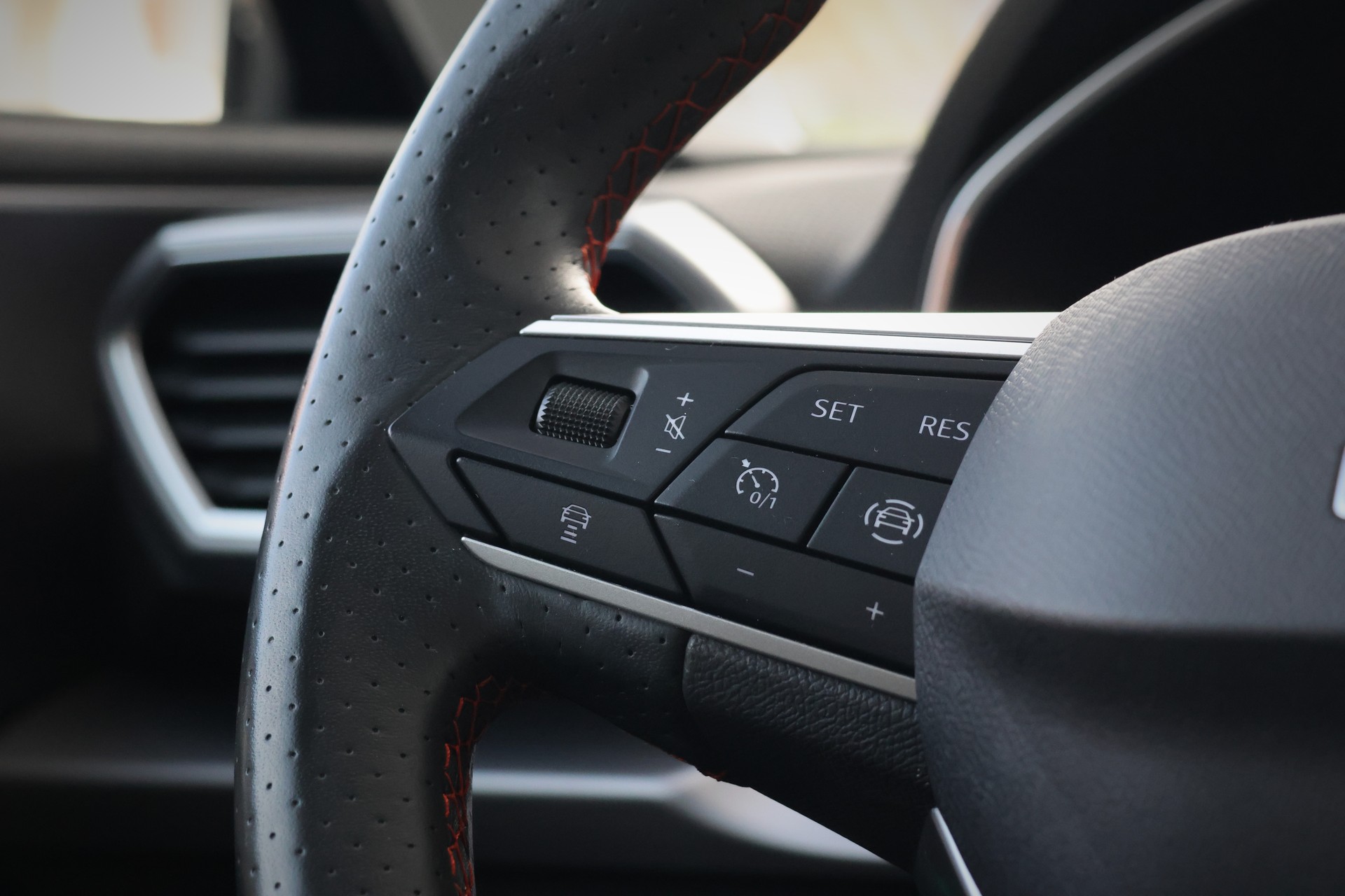 SEAT Leon ST 1.5 eTSI mHEV DSG FR (CH)-image-16