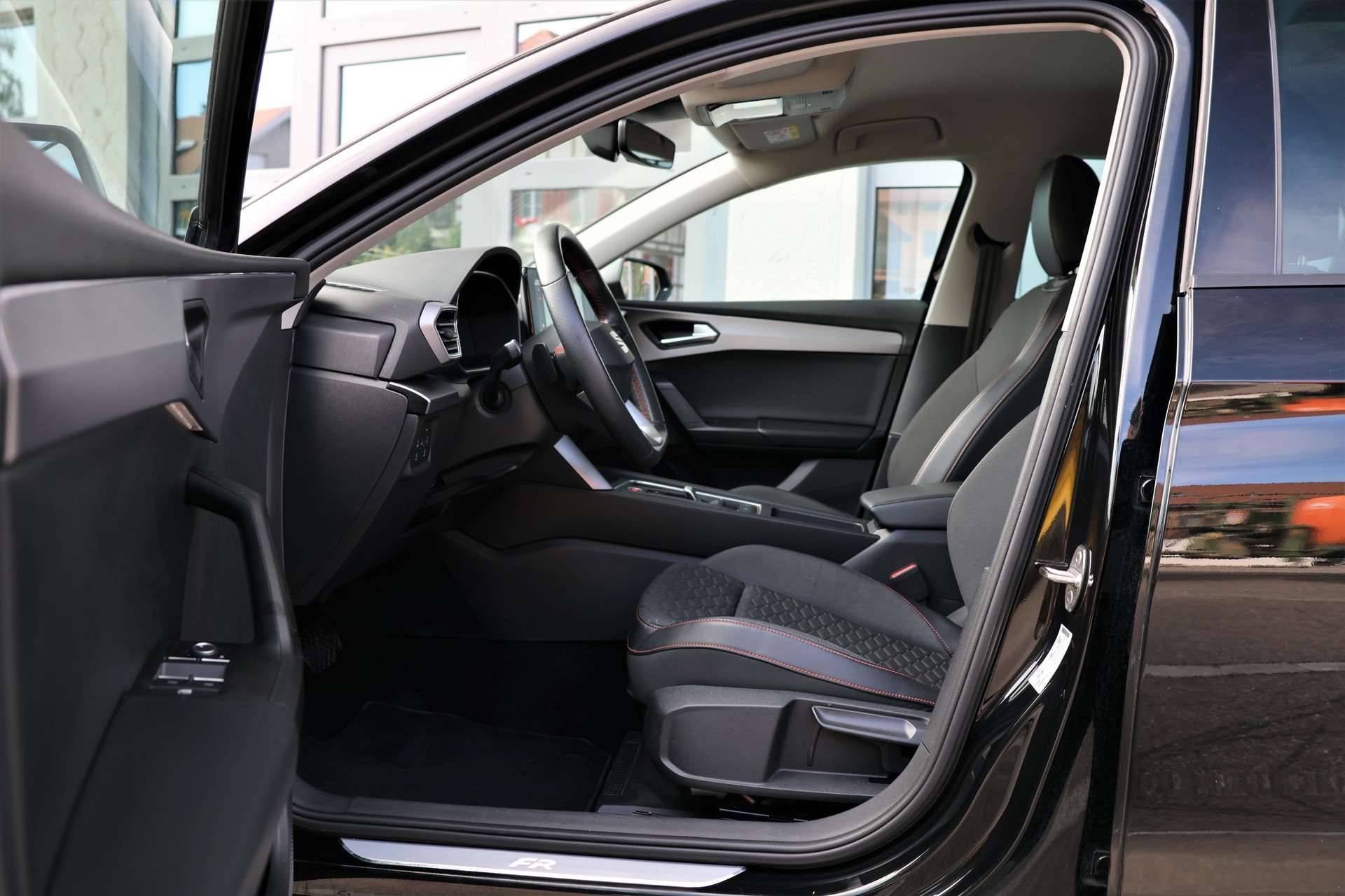 SEAT Leon ST 1.5 eTSI mHEV DSG FR (CH)-image-8