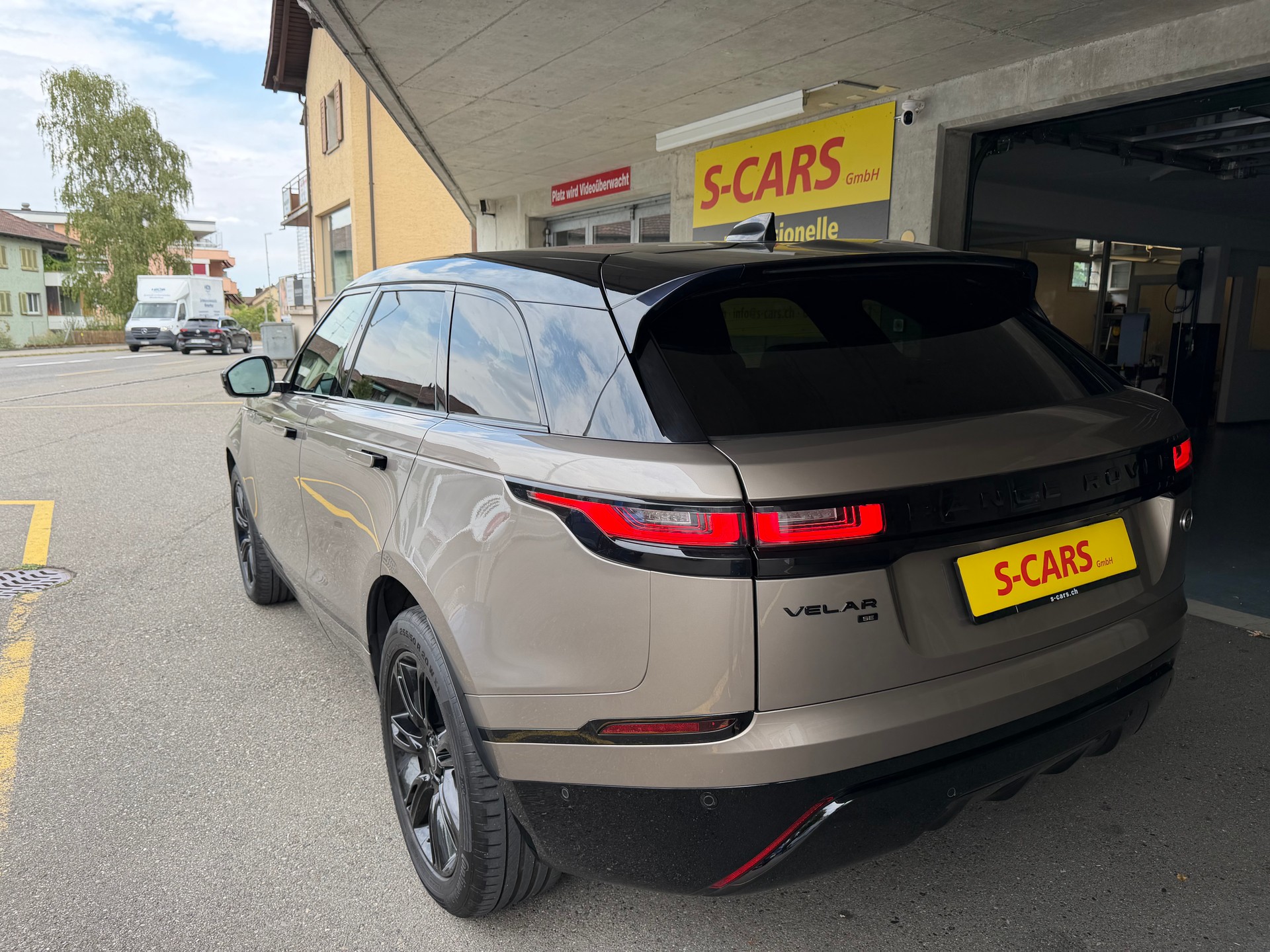 LAND ROVER Range Rover Velar 2.0 T Edition-showroom-element-3