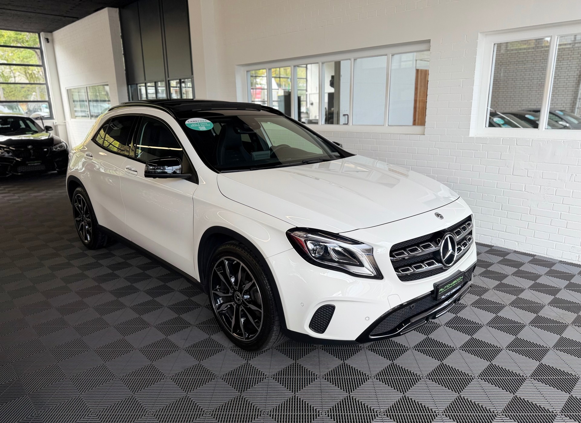 MERCEDES-BENZ GLA 200 Night Star 7G-DCT 156 PS * PANORAMA DACH *