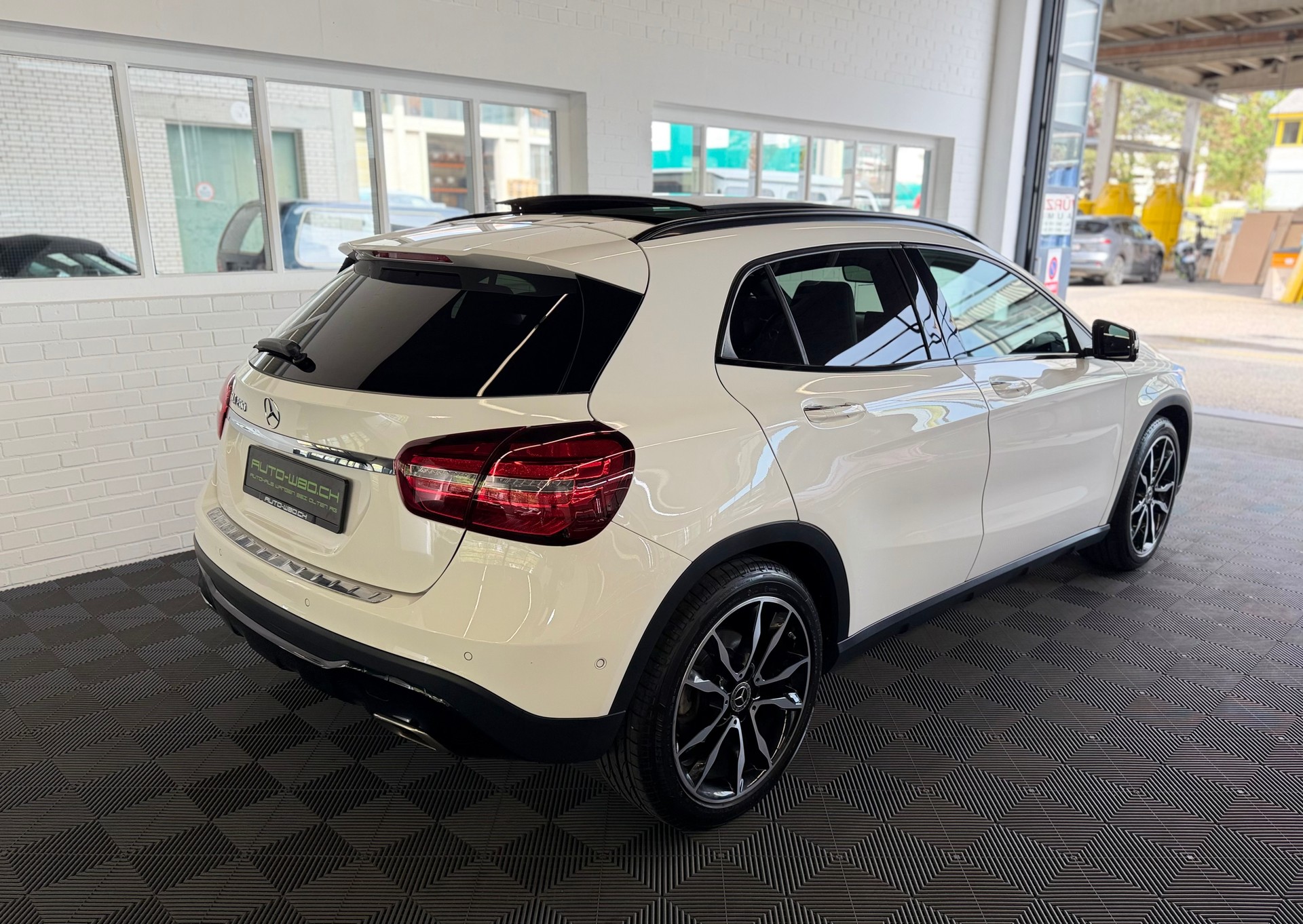 MERCEDES-BENZ GLA 200 Night Star 7G-DCT 156 PS * PANORAMA DACH *-showroom-element-2