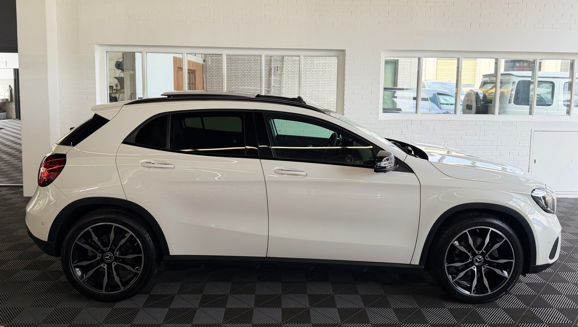 MERCEDES-BENZ GLA 200 Night Star 7G-DCT 156 PS * PANORAMA DACH *-showroom-element-1