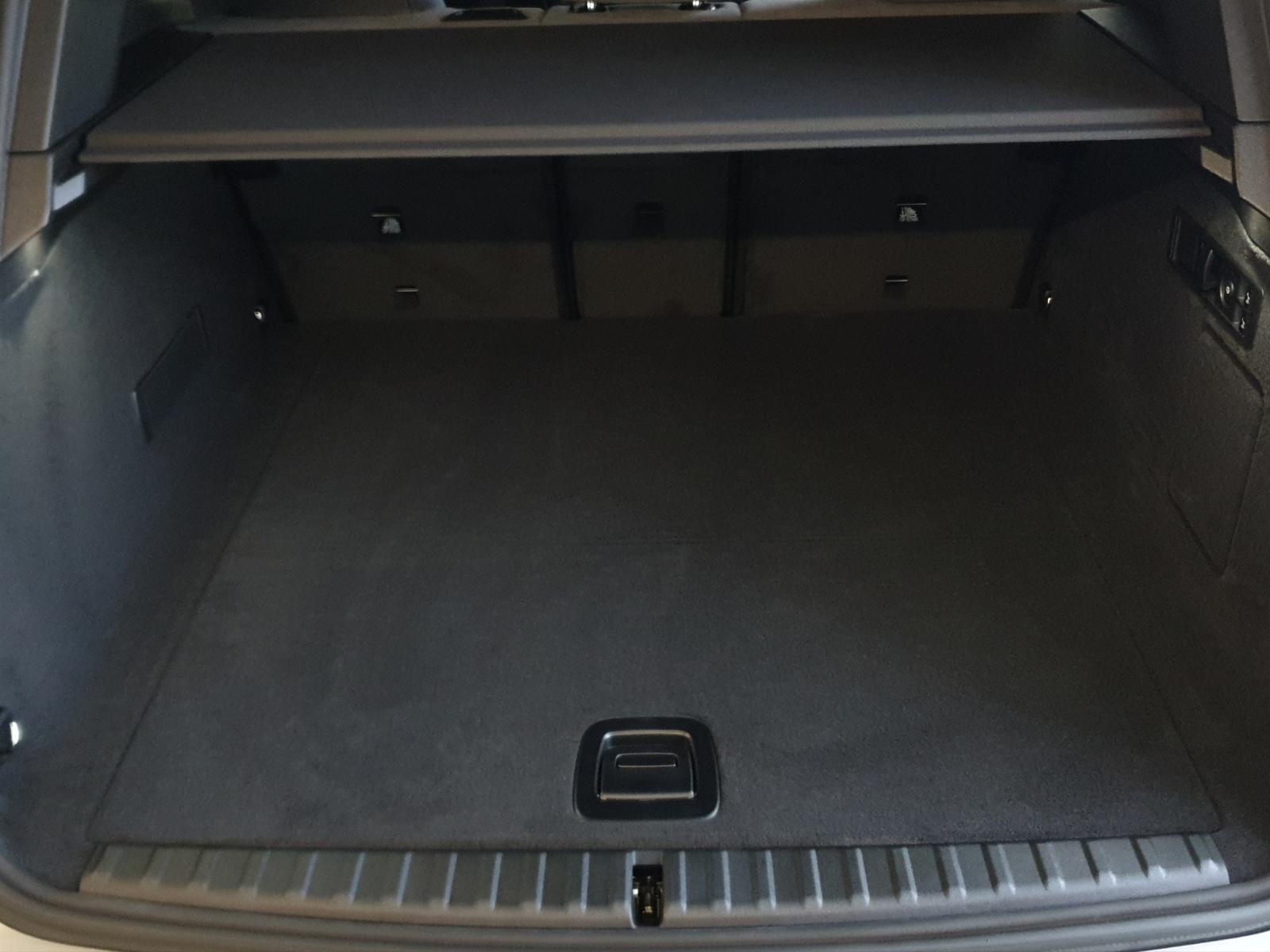 BMW iX xDrive60-image-12