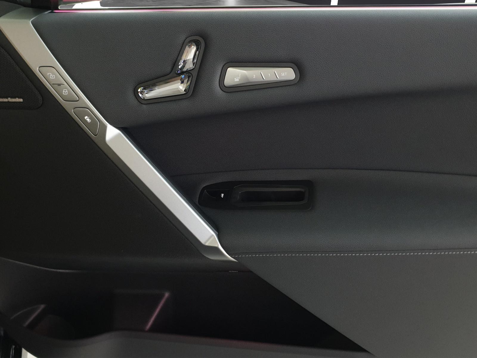BMW iX xDrive60-image-15