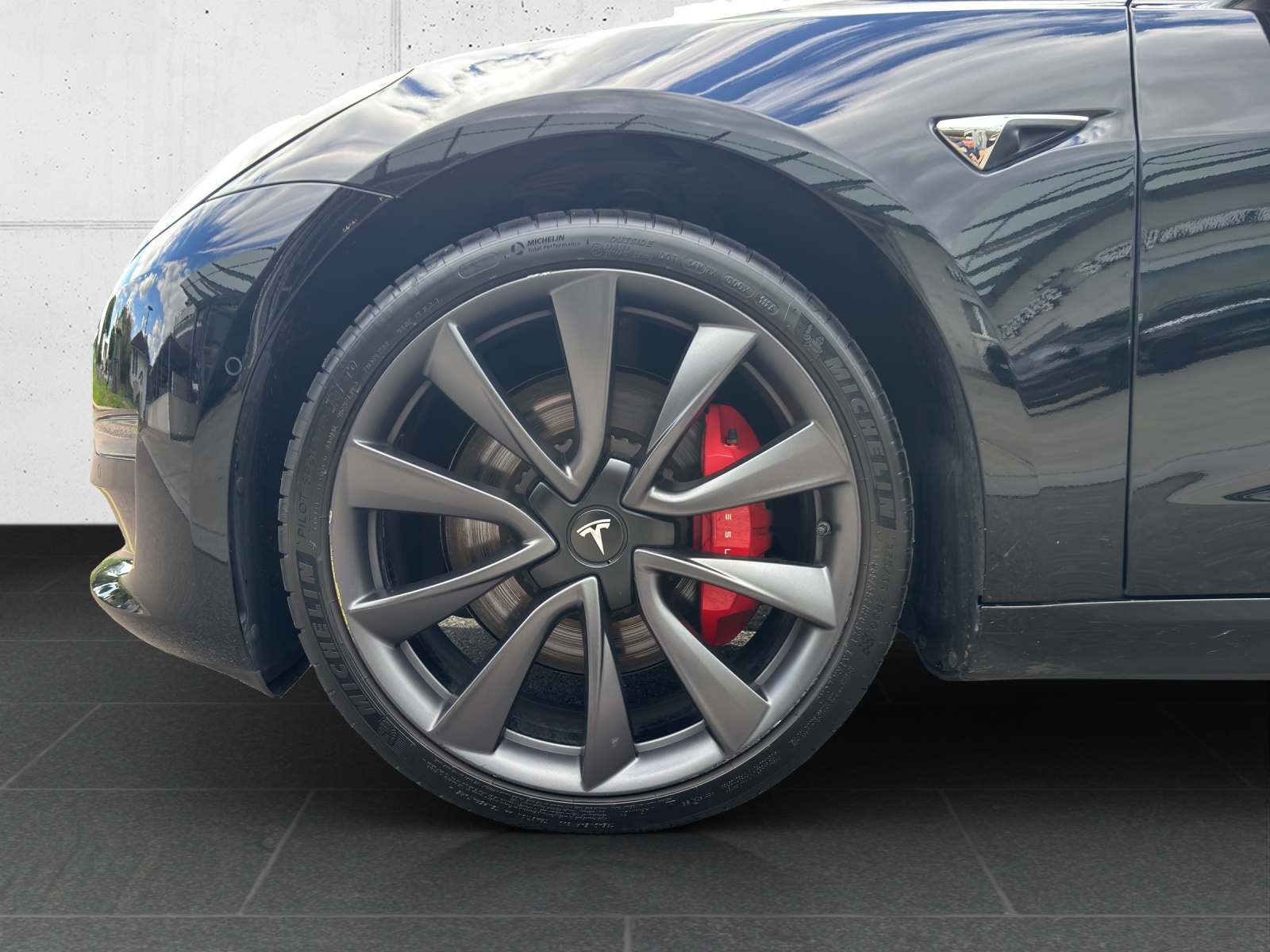 TESLA Model 3 Performance Dual Motor AWD mit Panorama-Glasdach, Assistenzsysteme für teilautonomes Fahren und Winterräder-image-8