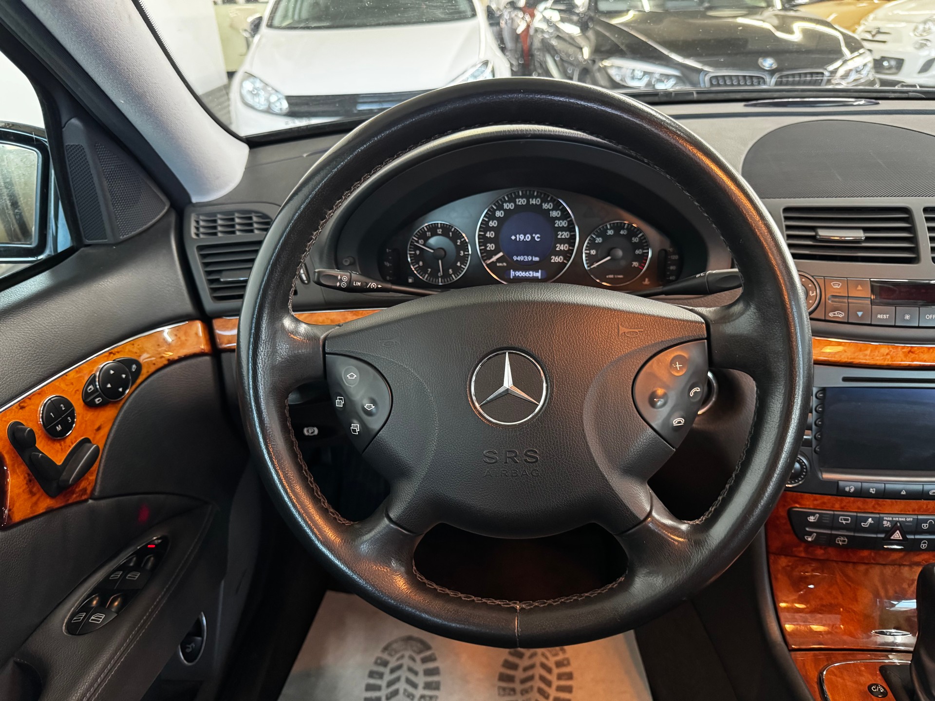 MERCEDES-BENZ E 350 Avantgarde 4Matic Automatic-image-16