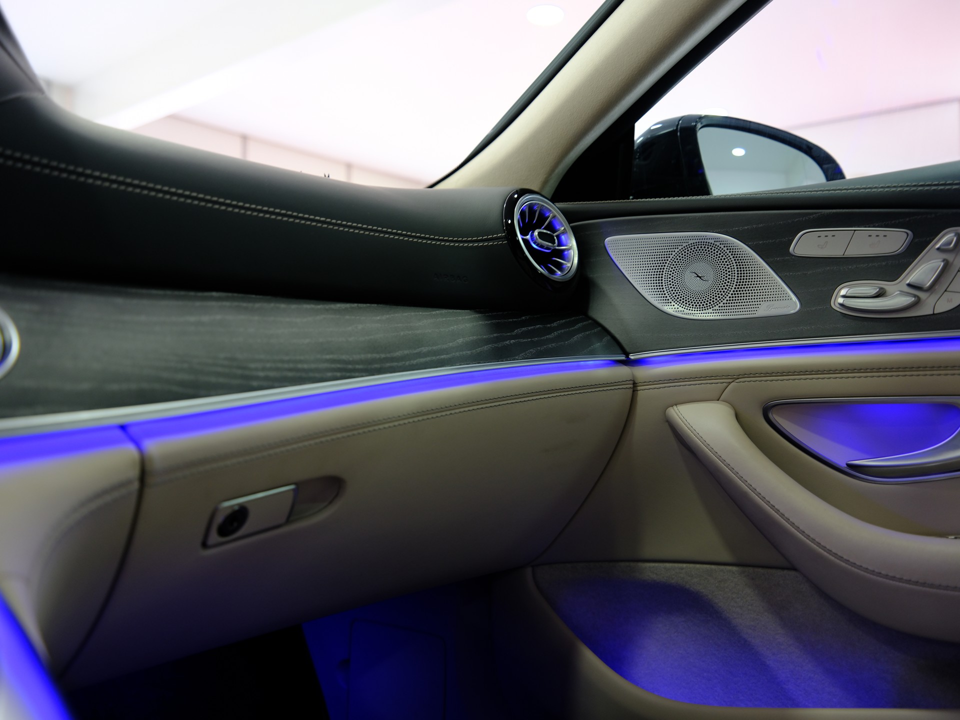 MERCEDES-BENZ AMG GT 4 63 S 4Matic+ *Sonderlackierung* *360° Kamera*-image-19