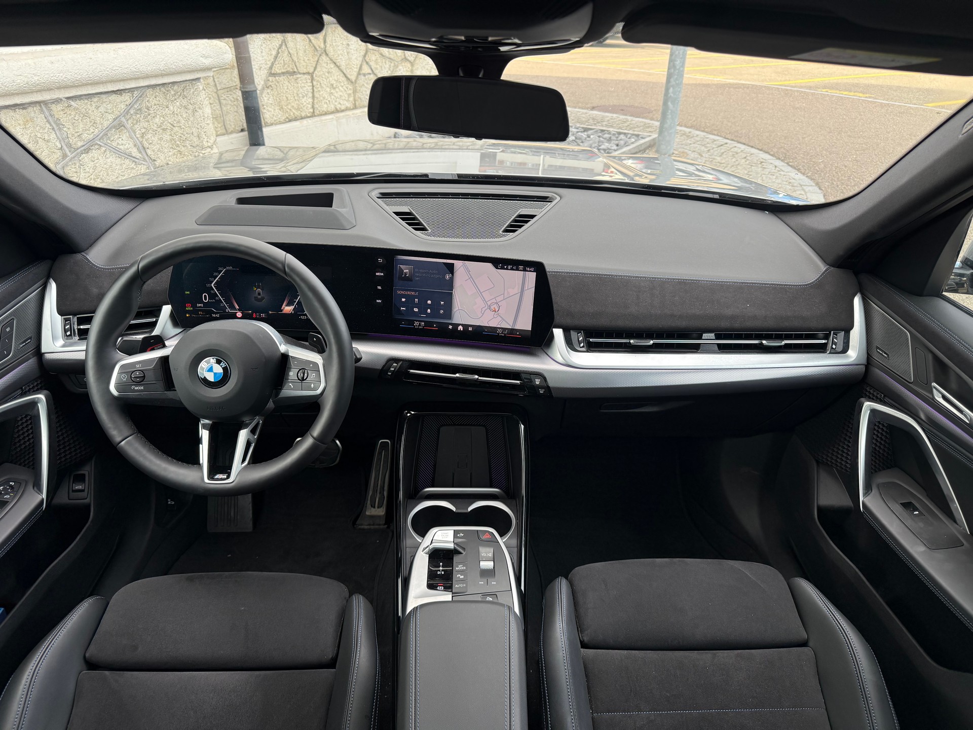BMW X1 23i xDrive paddles M-SPORT PRO-image-12