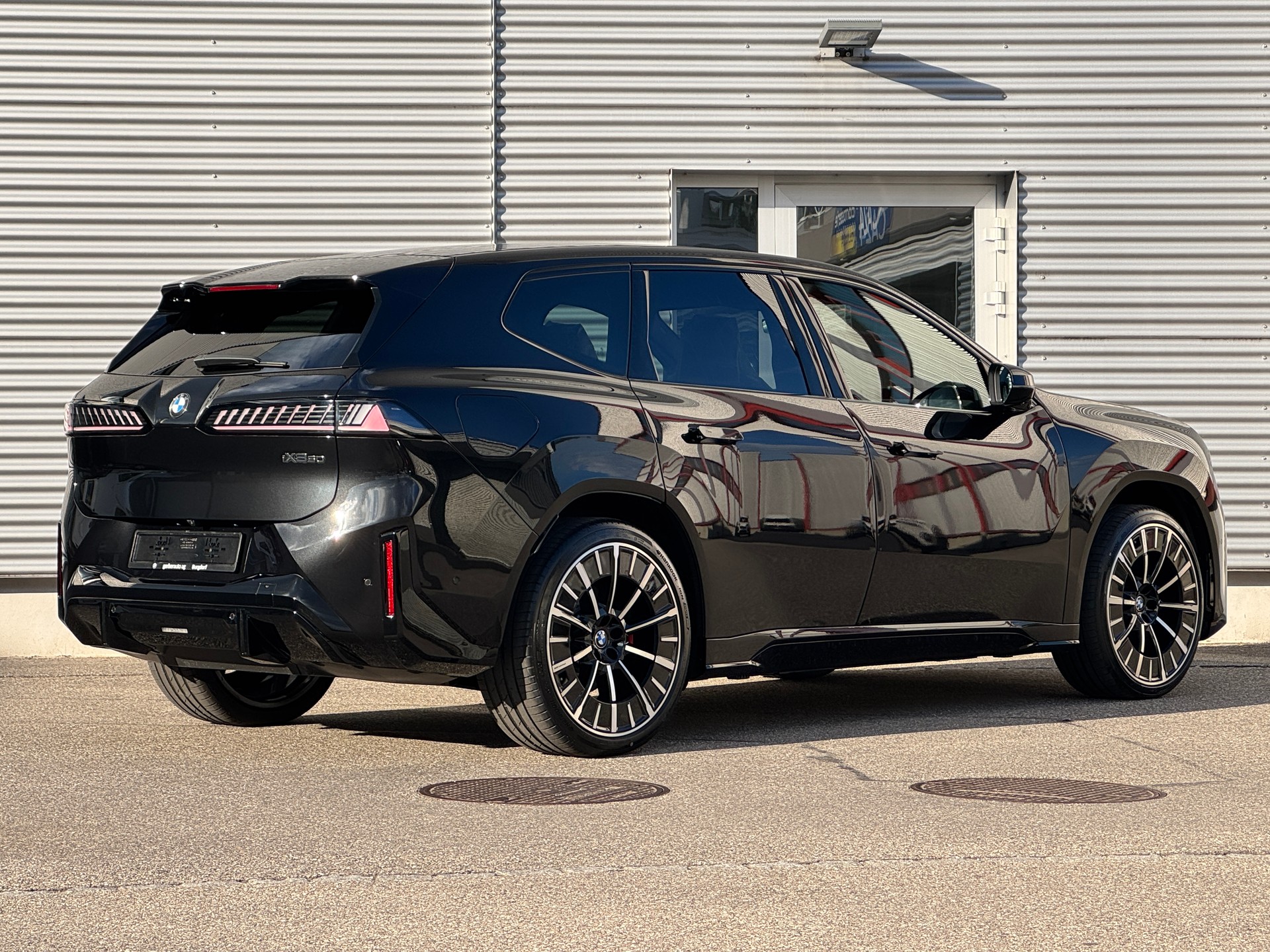 BMW iX3 50 xDrive M Sport Pro-showroom-element-1
