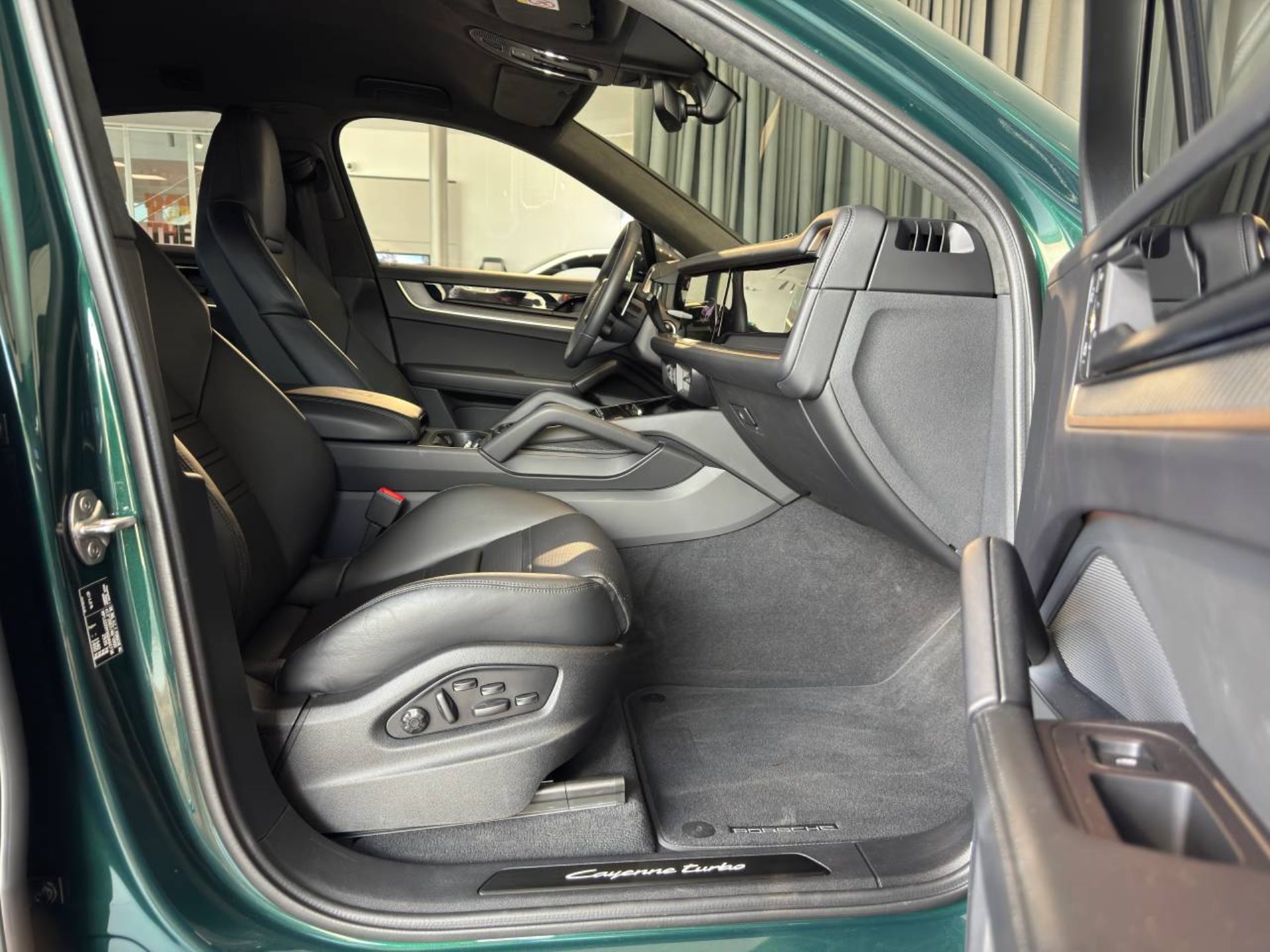 PORSCHE Cayenne Turbo E-Hybrid Coupé mit GT-Paket-image-20
