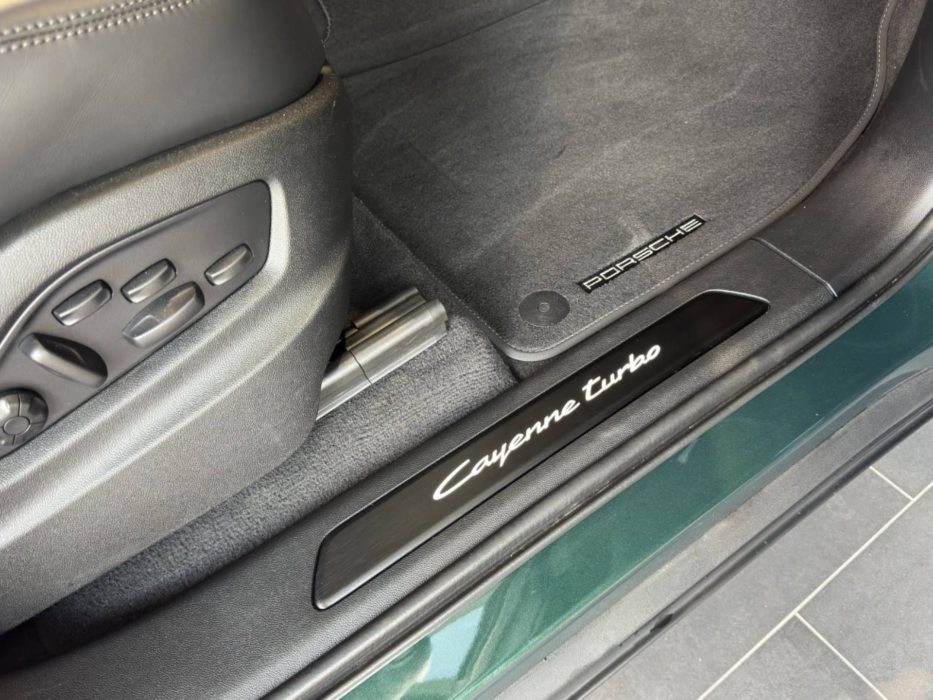 PORSCHE Cayenne Turbo E-Hybrid Coupé mit GT-Paket-image-21