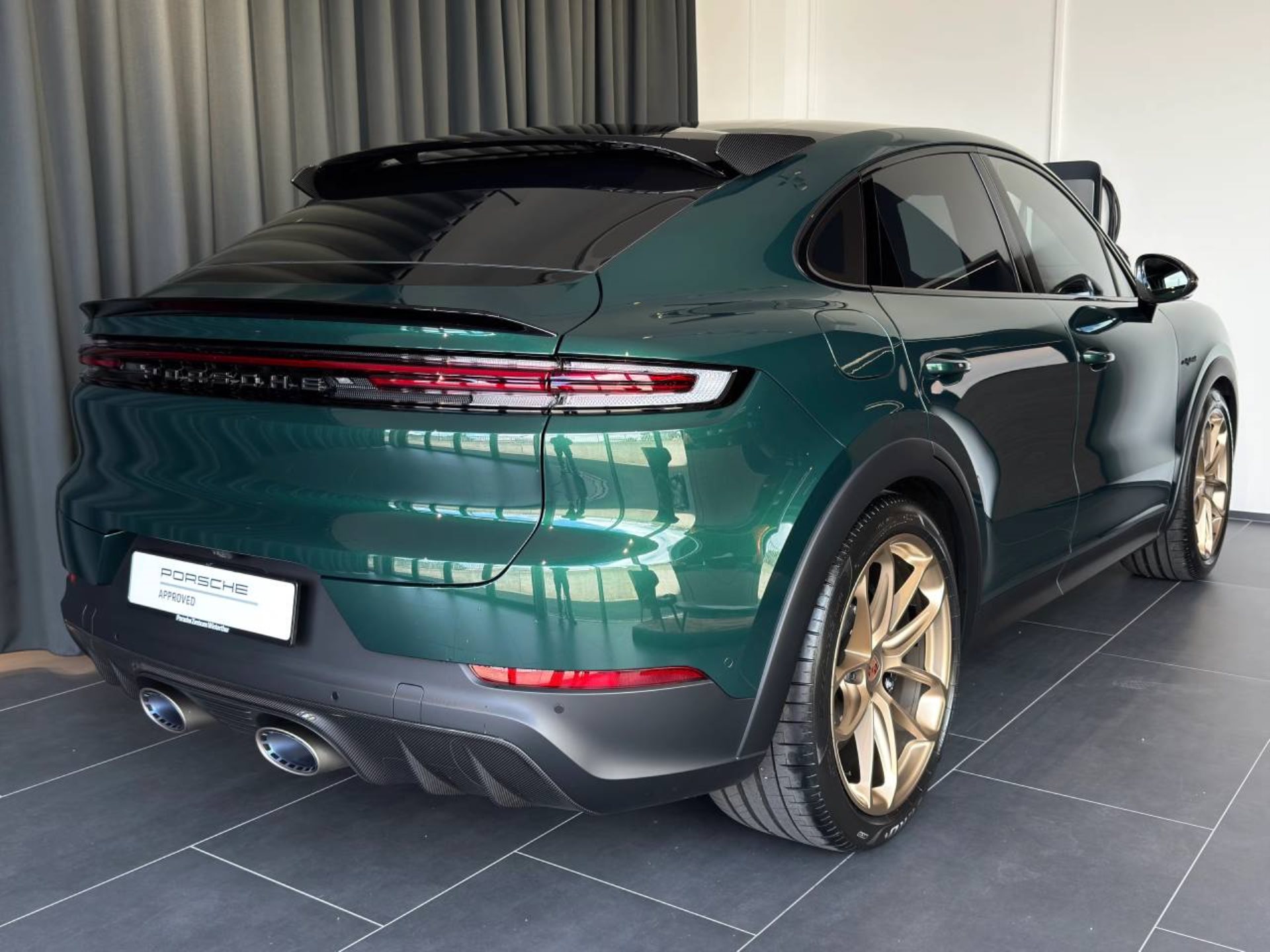 PORSCHE Cayenne Turbo E-Hybrid Coupé mit GT-Paket-image-6