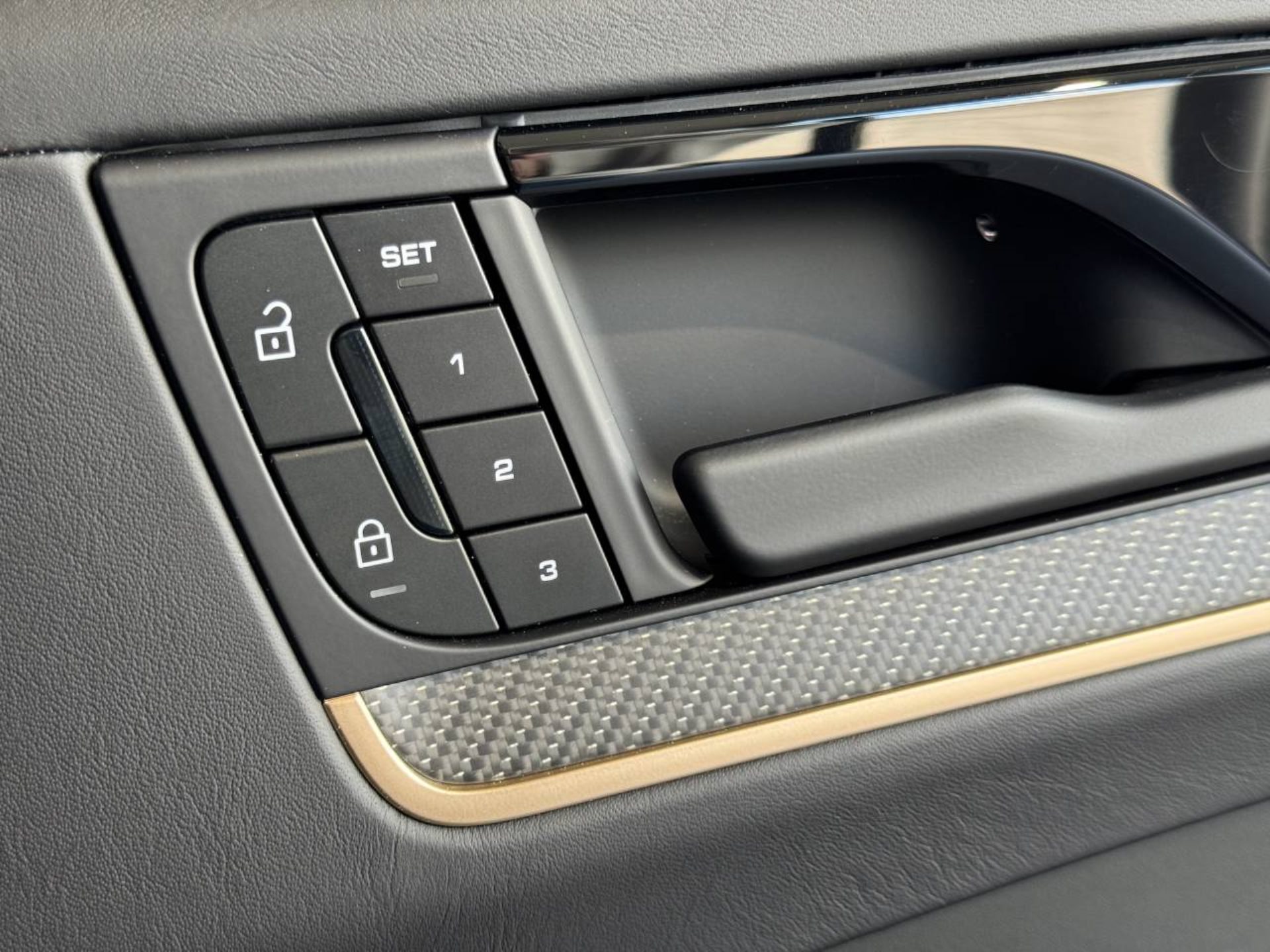 PORSCHE Cayenne Turbo E-Hybrid Coupé mit GT-Paket-image-24
