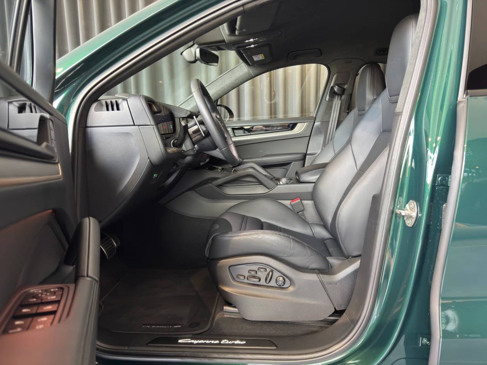 PORSCHE Cayenne Turbo E-Hybrid Coupé mit GT-Paket-image-4