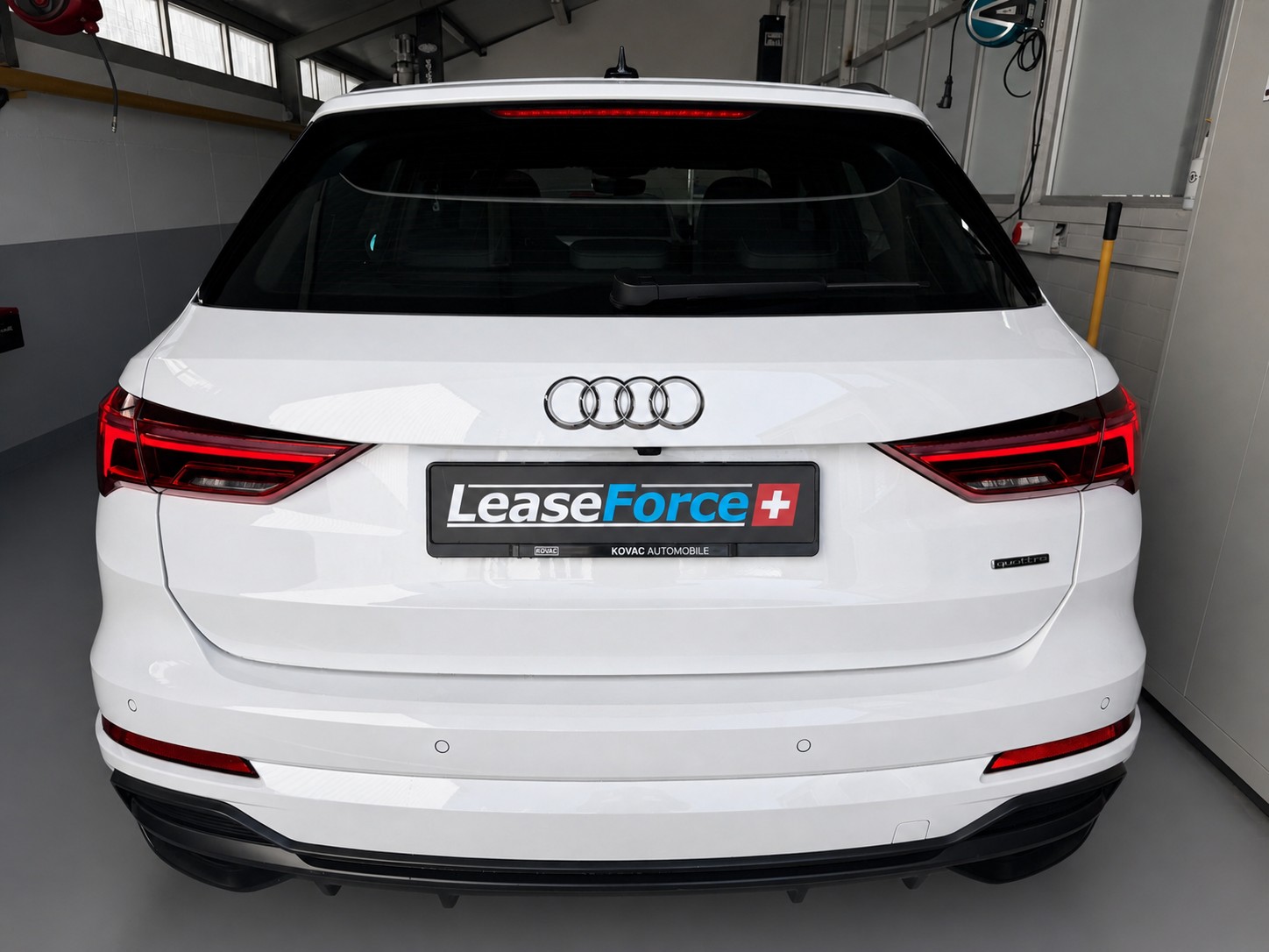 AUDI Q3 45 TFSI S line quattro S-tronic-image-3
