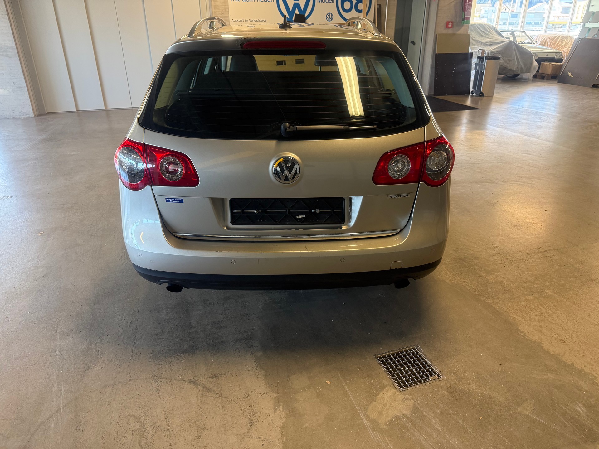 VW Passat Variant 3.2 V6 FSI Highline 4Motion-image-3