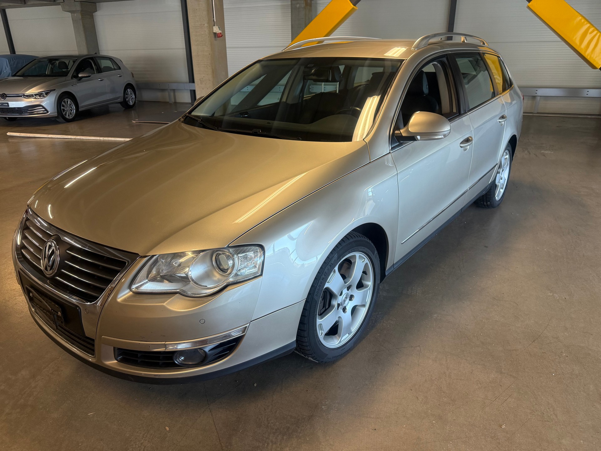 VW Passat Variant 3.2 V6 FSI Highline 4Motion-image-1