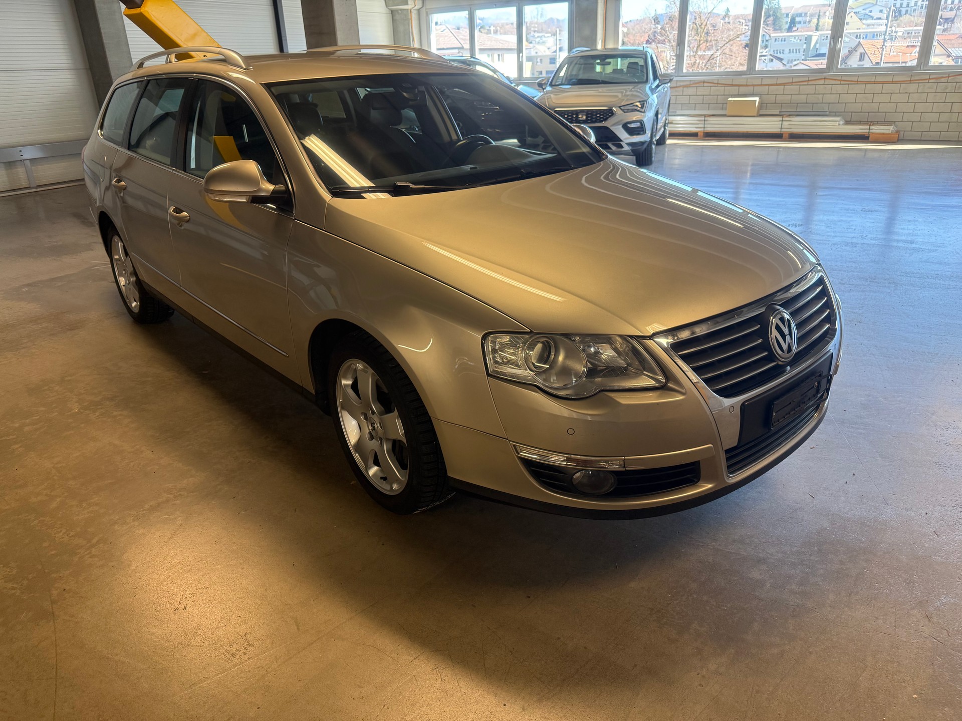 VW Passat Variant 3.2 V6 FSI Highline 4Motion-image-2