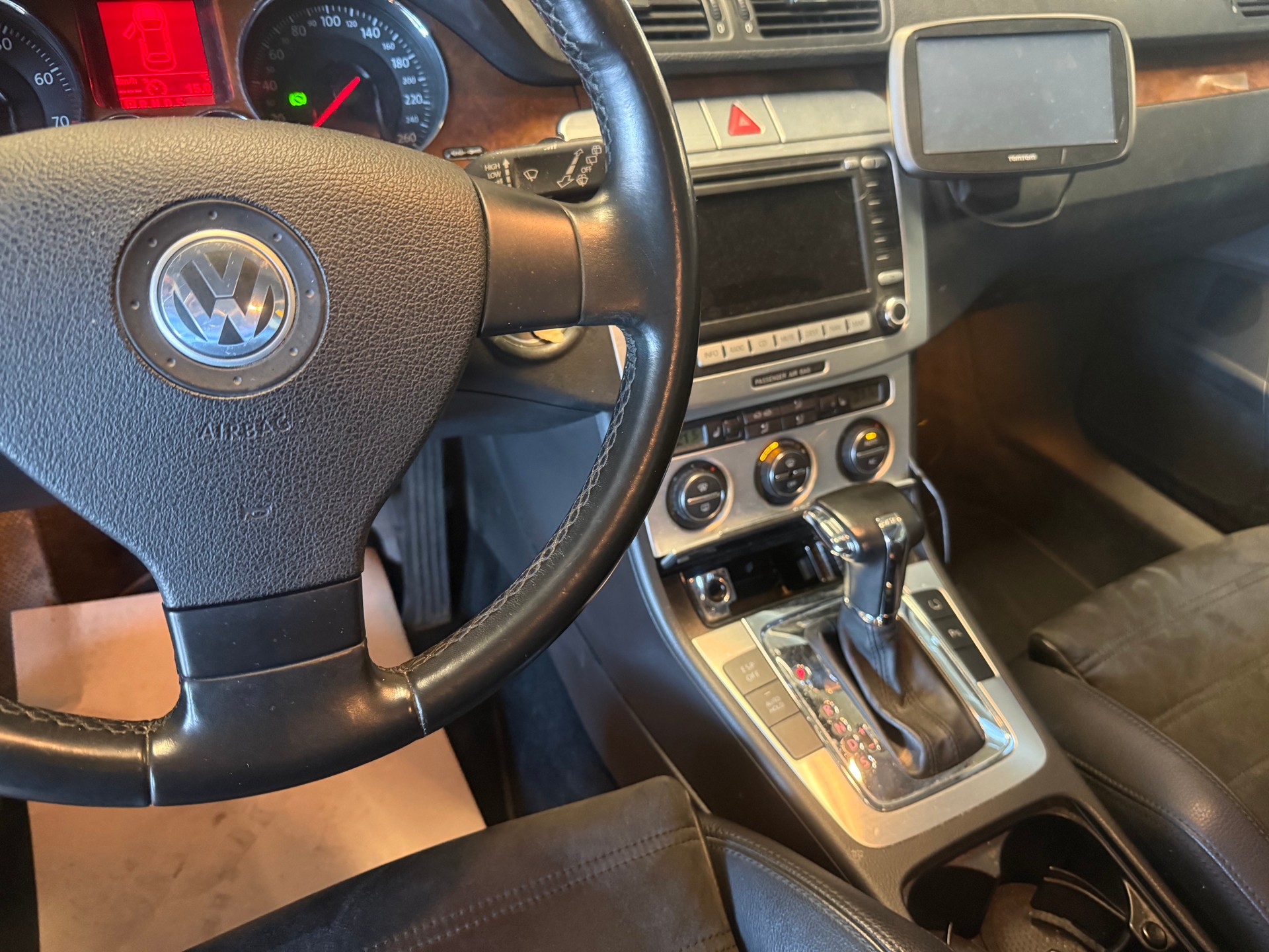 VW Passat Variant 3.2 V6 FSI Highline 4Motion-image-9