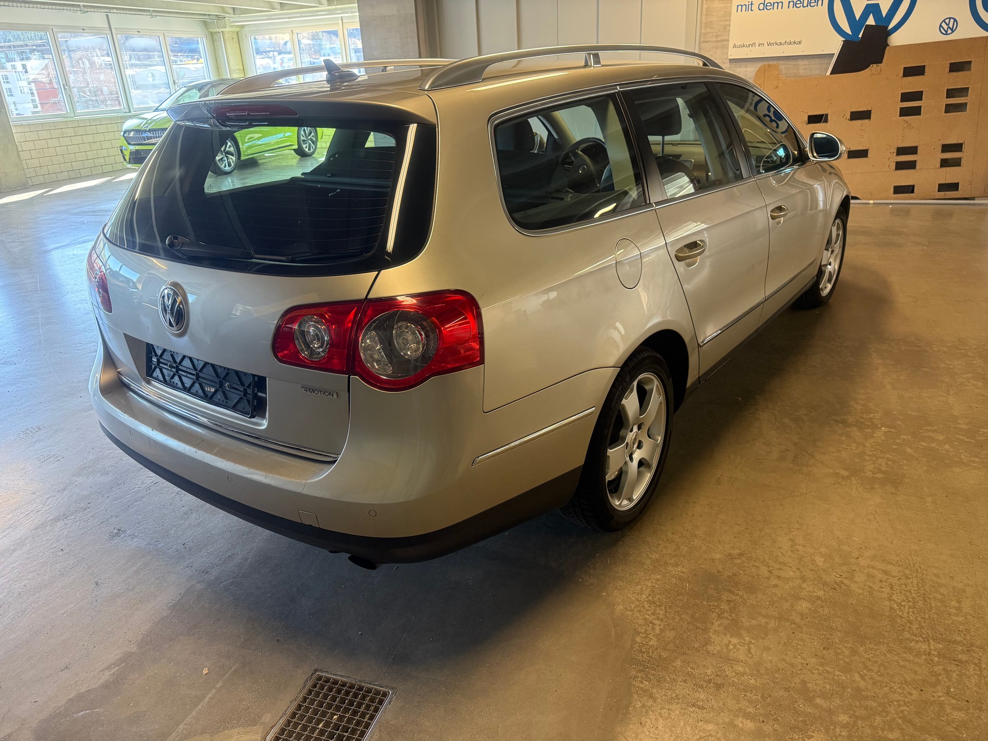 VW Passat Variant 3.2 V6 FSI Highline 4Motion-image-5