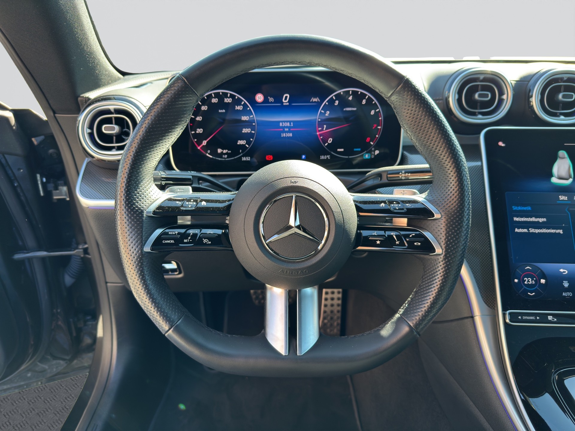 MERCEDES-BENZ CLE 200 AMG Night 9G-Tronic-image-9