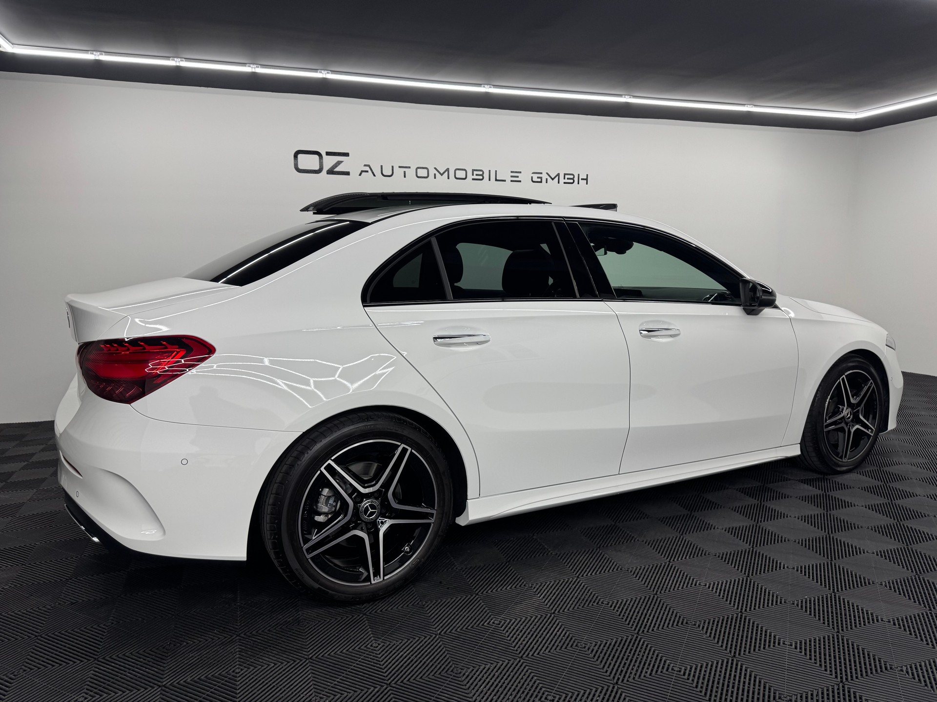 MERCEDES-BENZ A 220 d AMG Line 8G-DCT *Facelift*-image-7