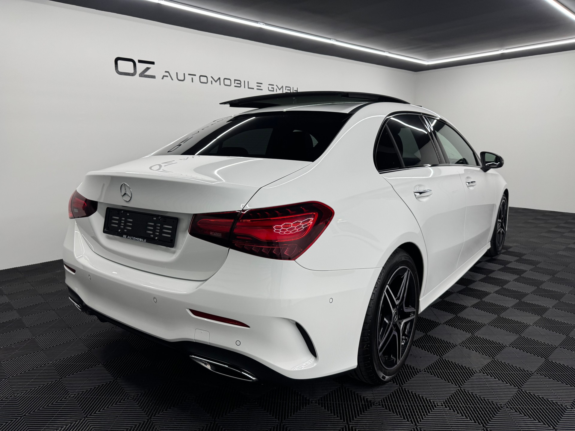 MERCEDES-BENZ A 220 d AMG Line 8G-DCT *Facelift*-image-6
