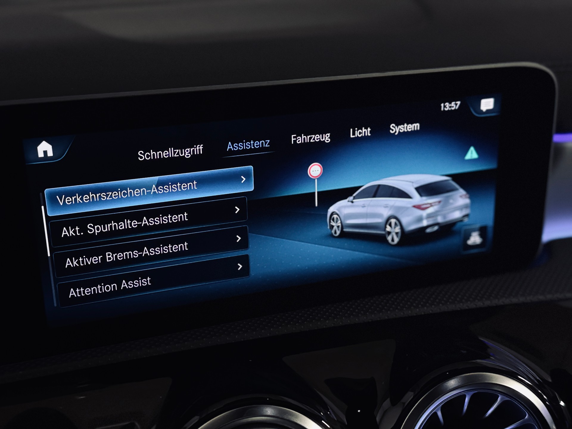 MERCEDES-BENZ CLA 250 Shooting Brake AMG Line 4Matic-image-15
