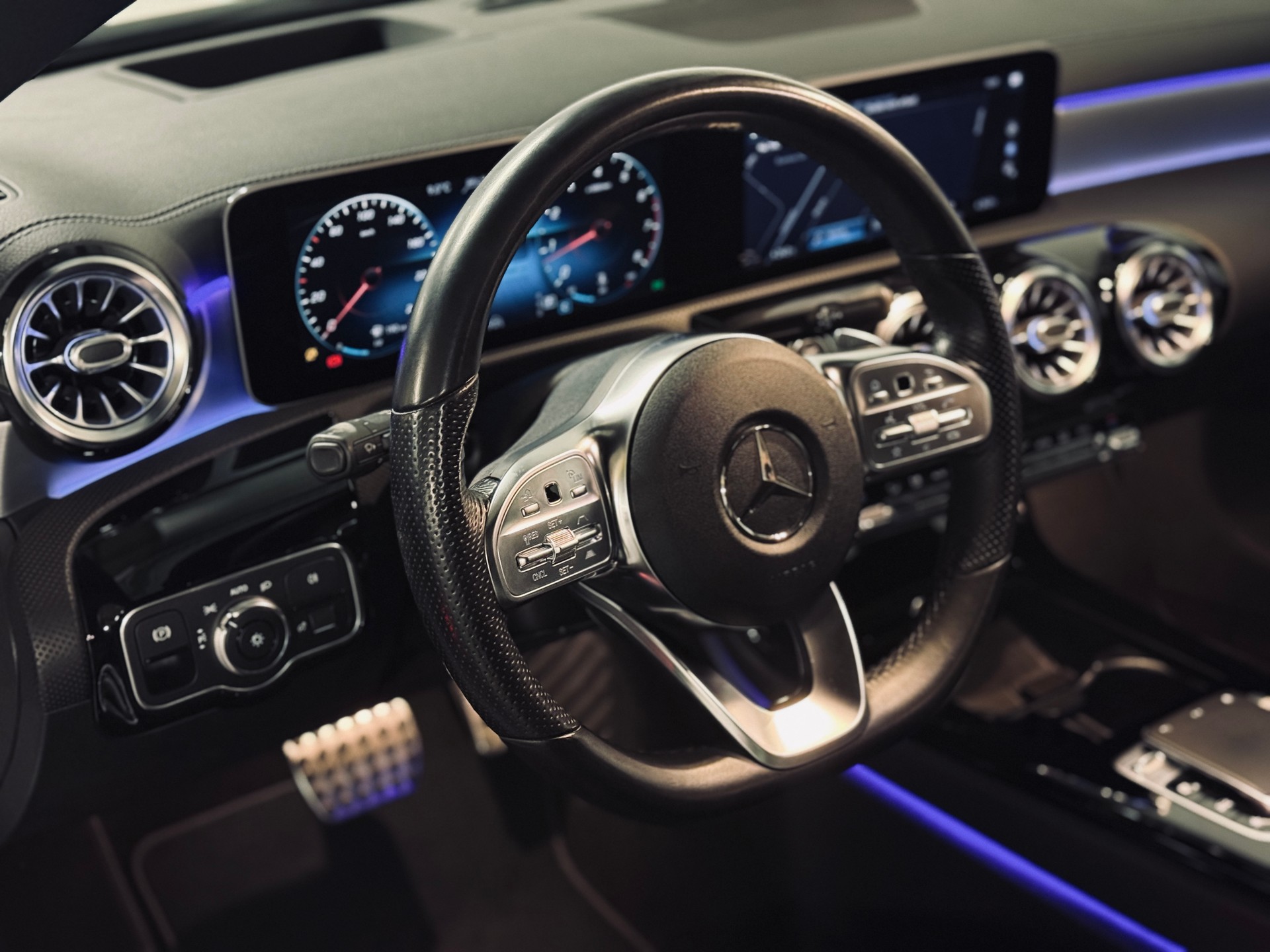 MERCEDES-BENZ CLA 250 Shooting Brake AMG Line 4Matic-image-8