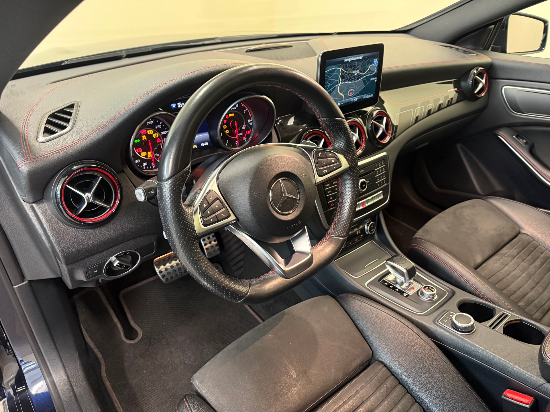 MERCEDES-BENZ CLA 45 AMG 4Matic Speedshift-image-12