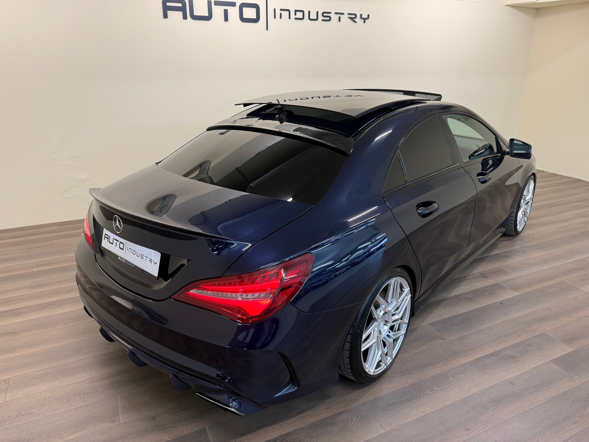 MERCEDES-BENZ CLA 45 AMG 4Matic Speedshift-showroom-element-3