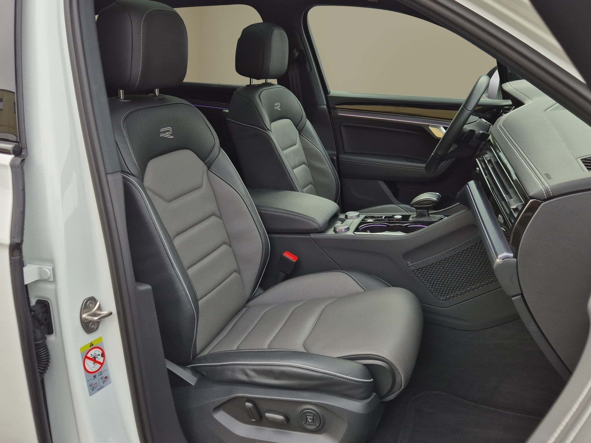 VW Touareg 3.0 TDI R-Line Tiptronic-image-15