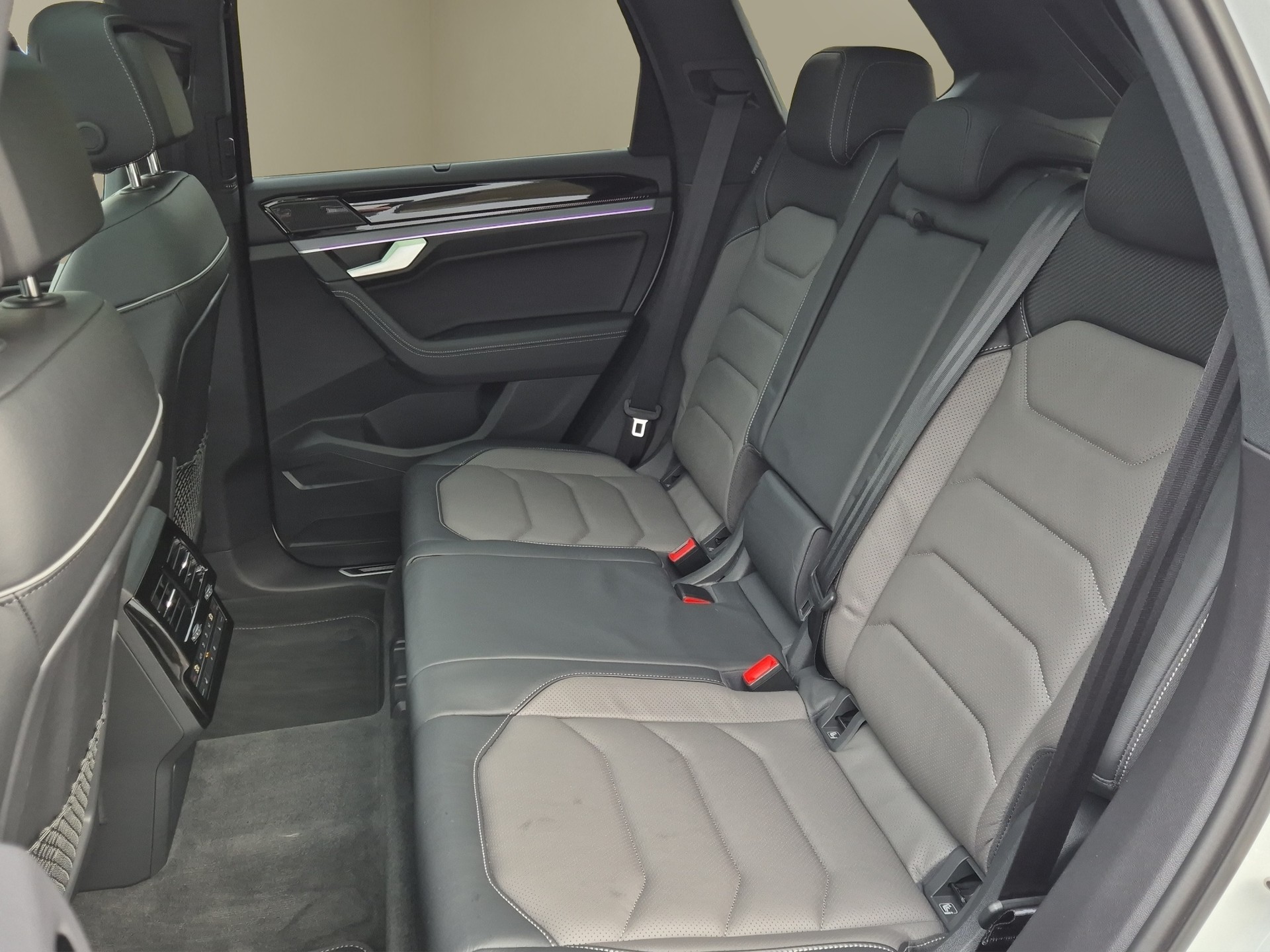 VW Touareg 3.0 TDI R-Line Tiptronic-image-14