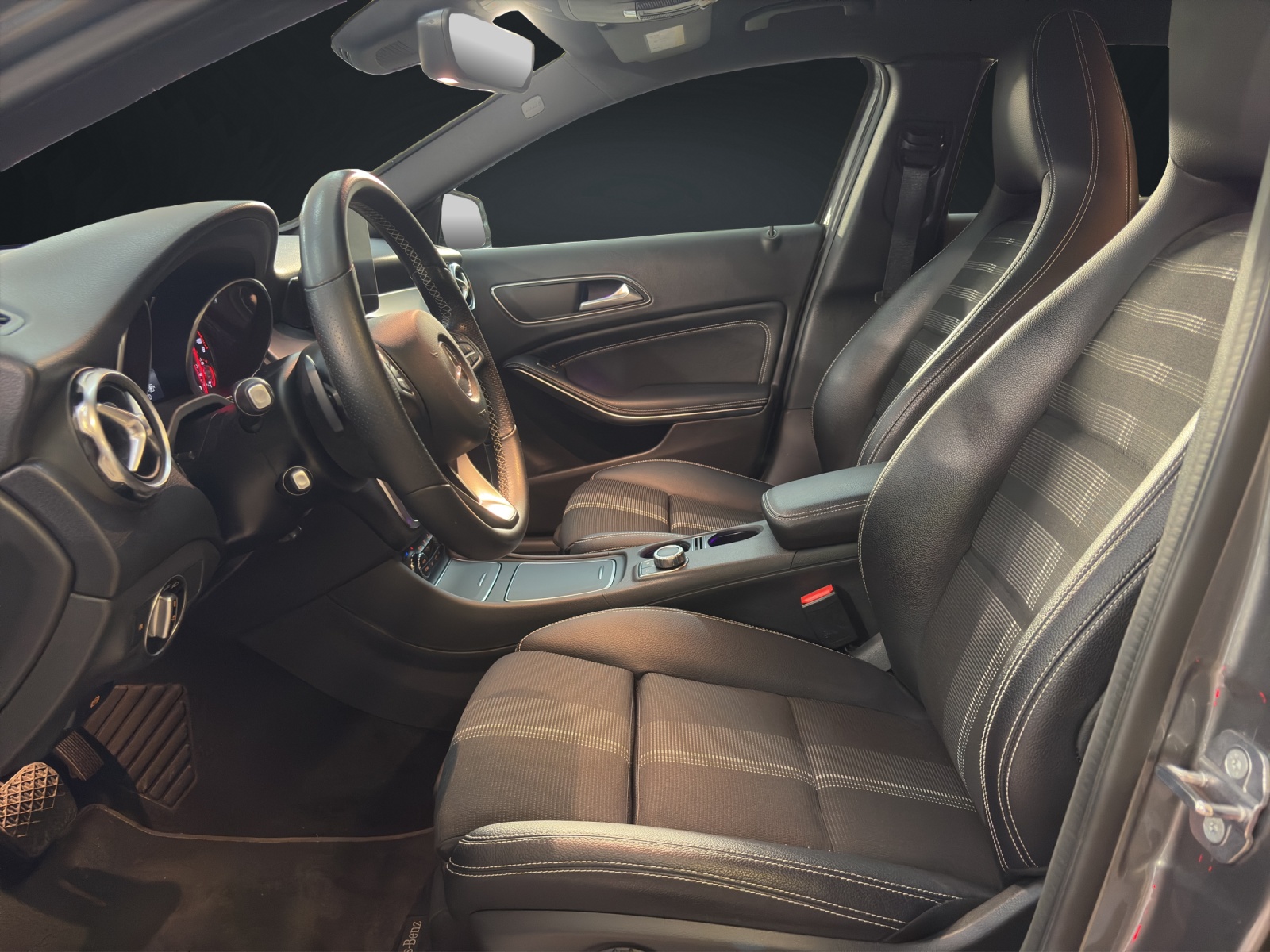 MERCEDES-BENZ GLA 200 Night Star 7G-DCT-image-11