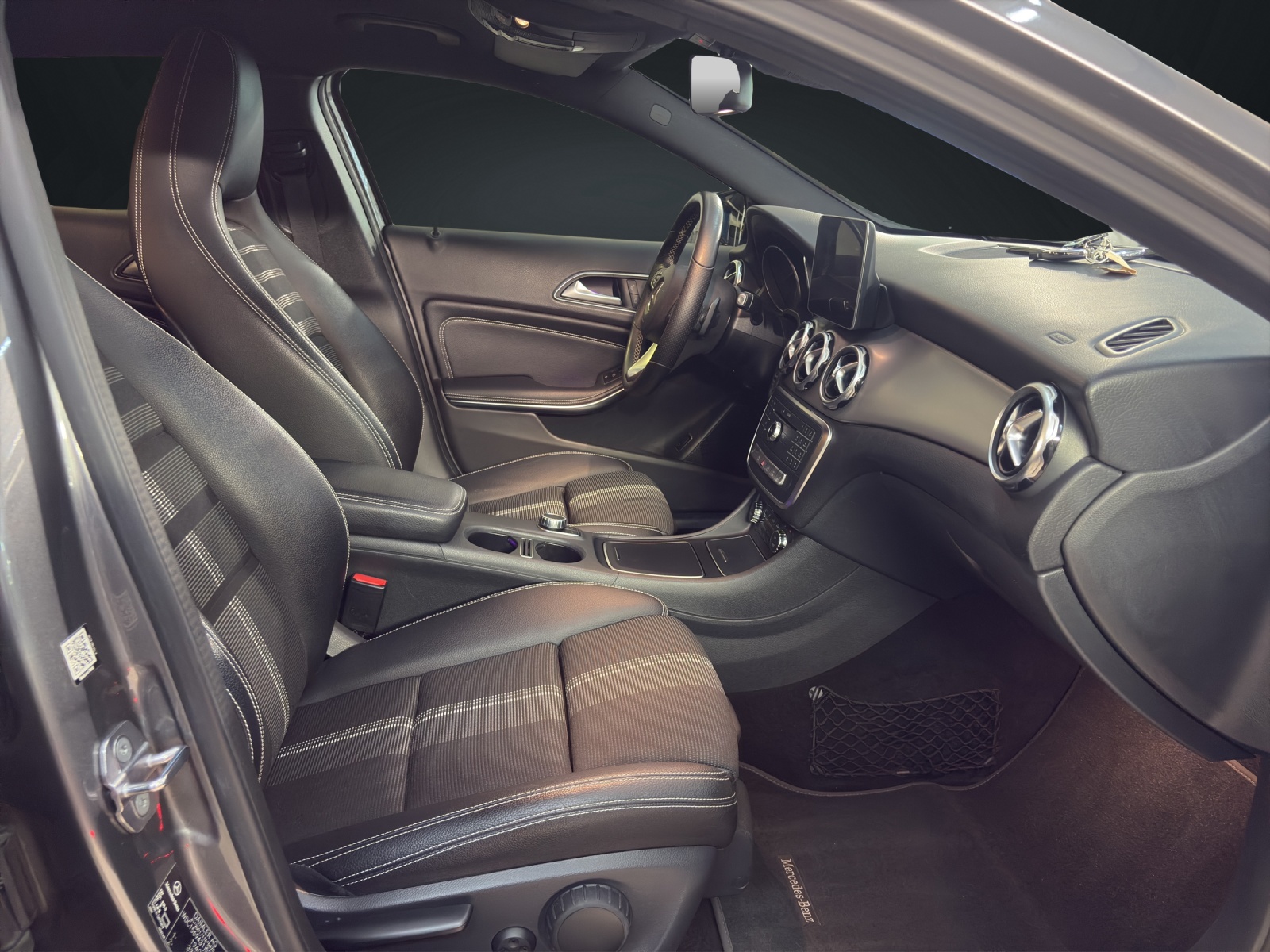 MERCEDES-BENZ GLA 200 Night Star 7G-DCT-image-12