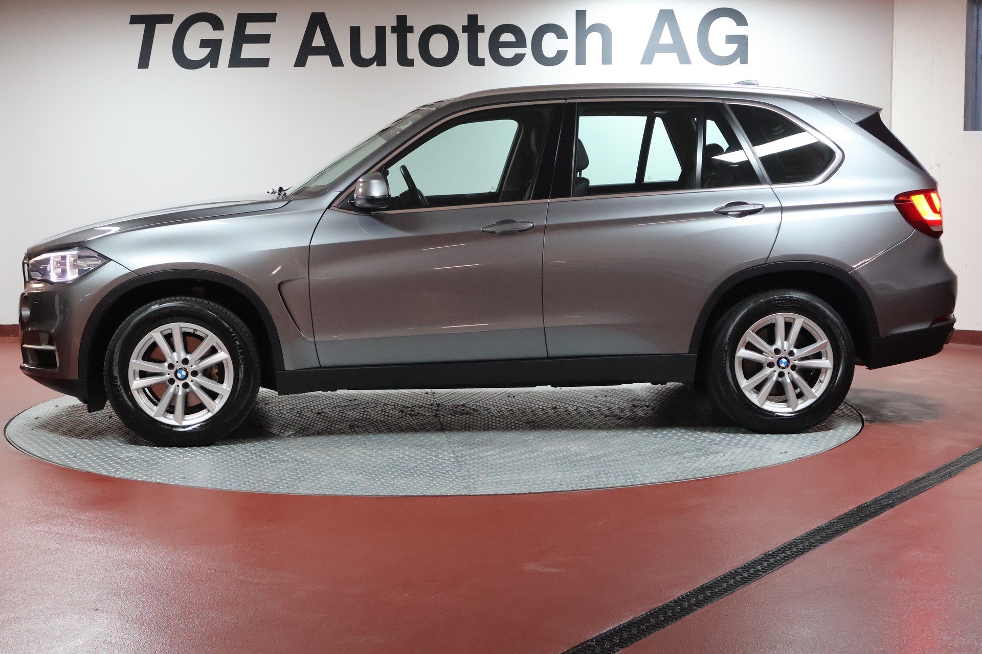 BMW X5 xDrive 35i Steptronic-showroom-element-3