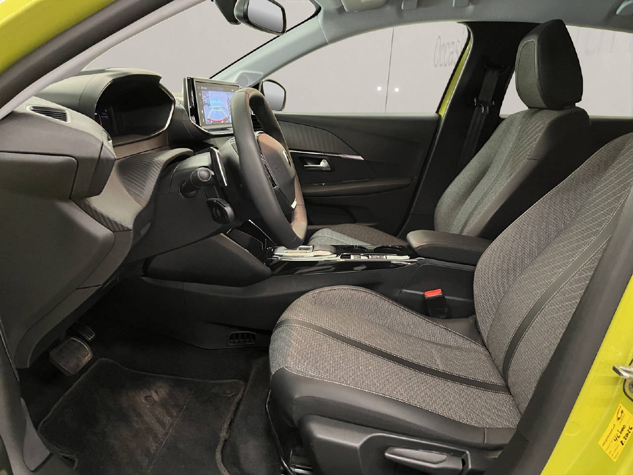 PEUGEOT 208 1.2 Hybrid Allure-image-4