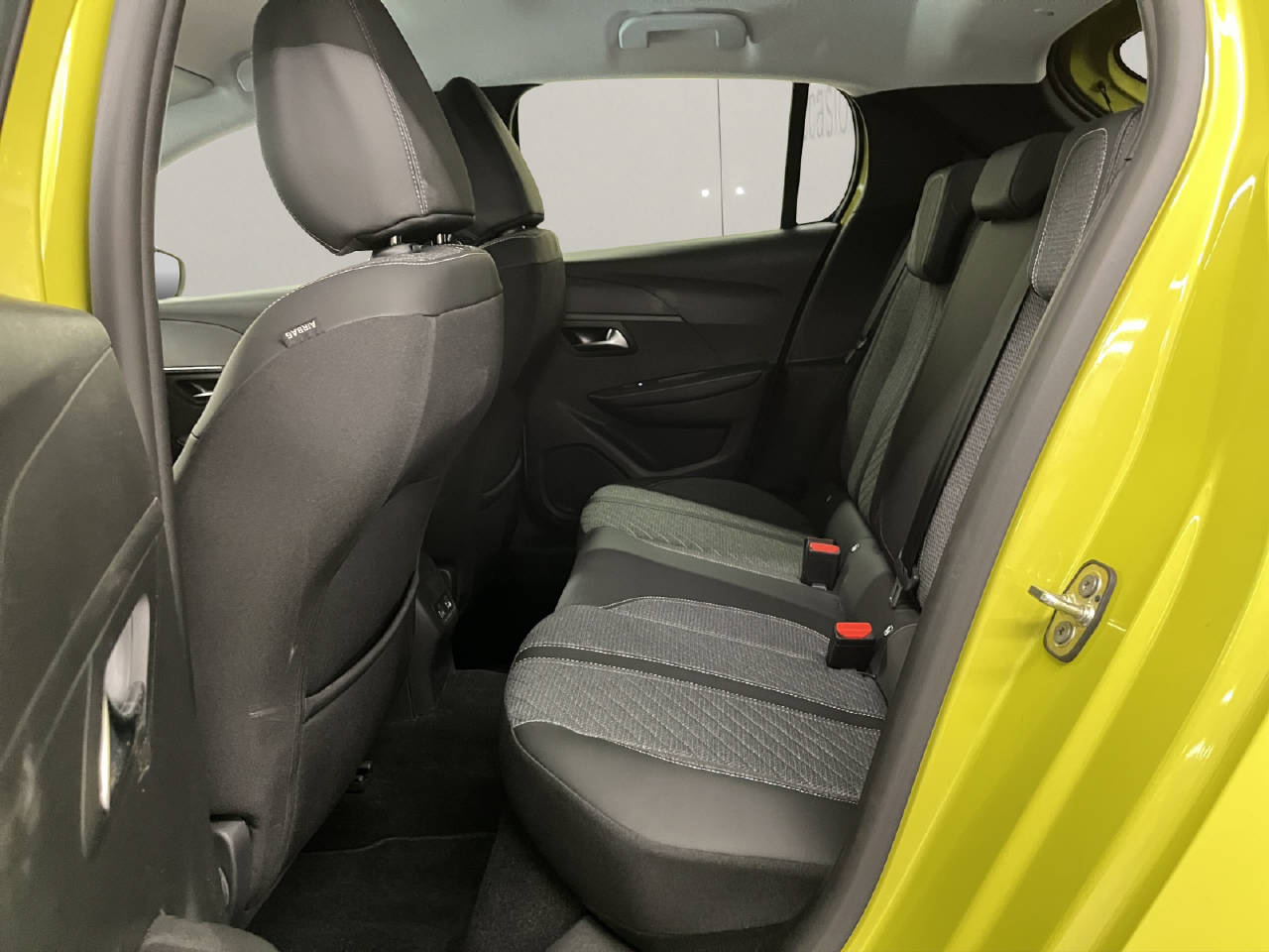PEUGEOT 208 1.2 Hybrid Allure-image-11