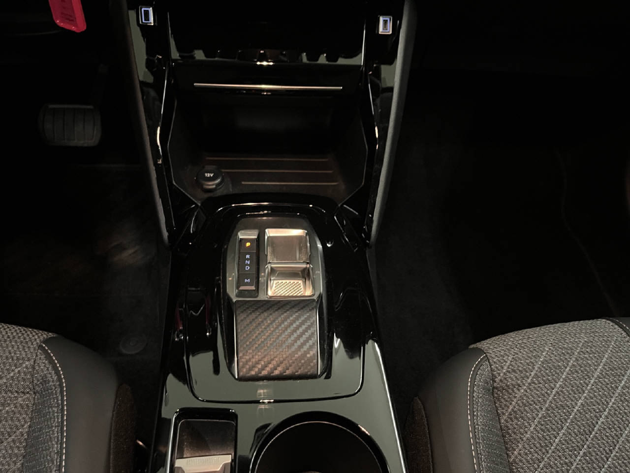 PEUGEOT 208 1.2 Hybrid Allure-image-10