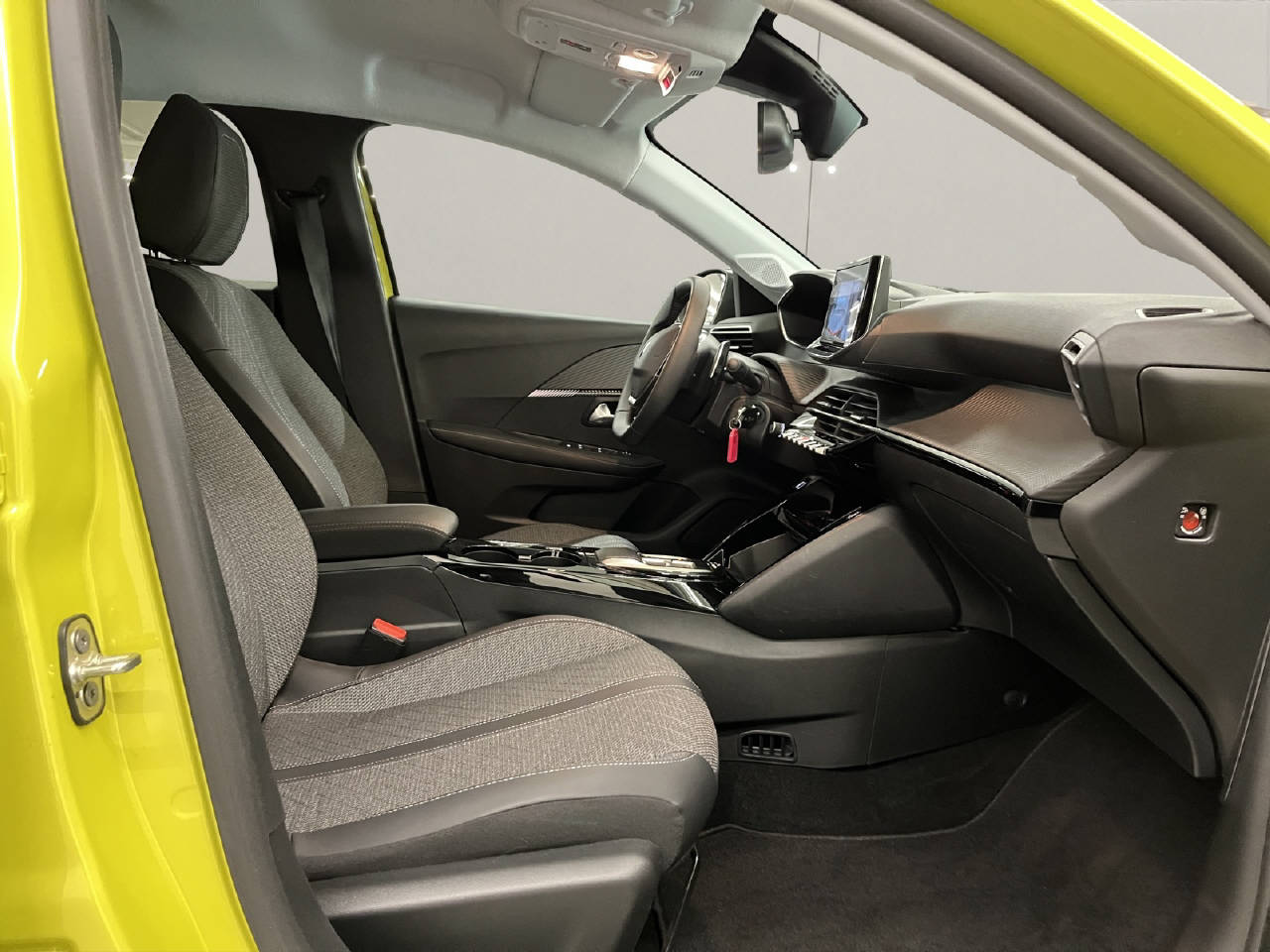 PEUGEOT 208 1.2 Hybrid Allure-image-5