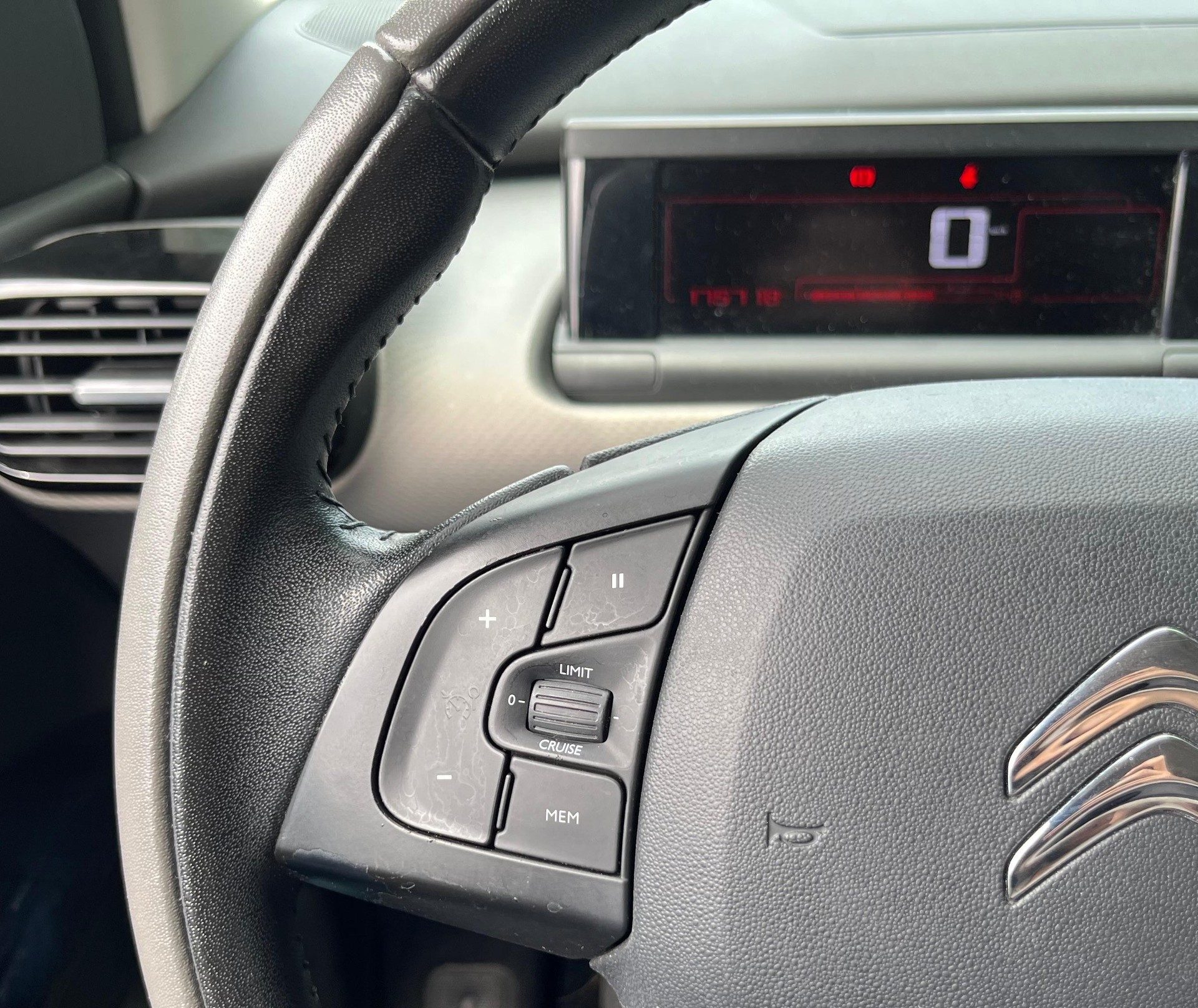 CITROEN C4 Cactus 1.2 e-THP Shine Edition-image-14