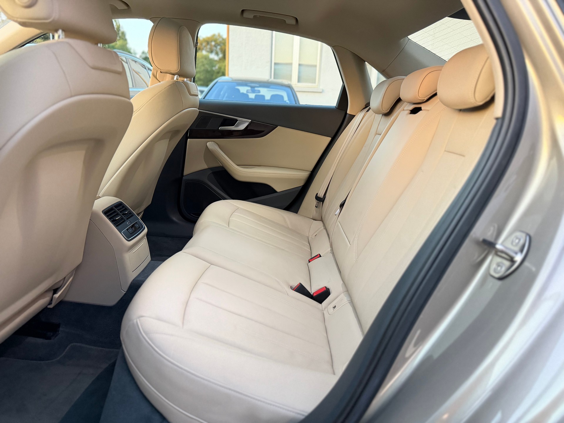 AUDI A4 Limousine 2.0 TFSI quattro S-tronic-image-9