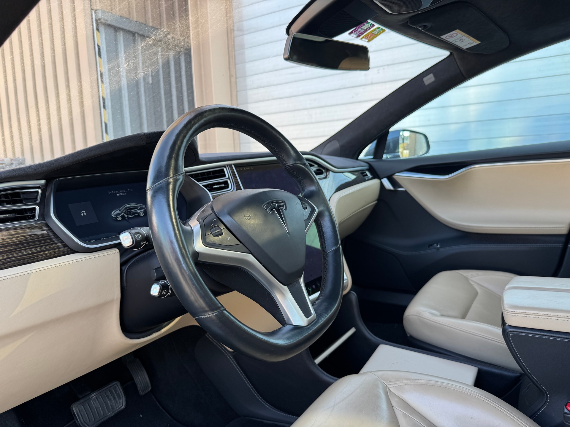 TESLA Model S 85 D-image-15