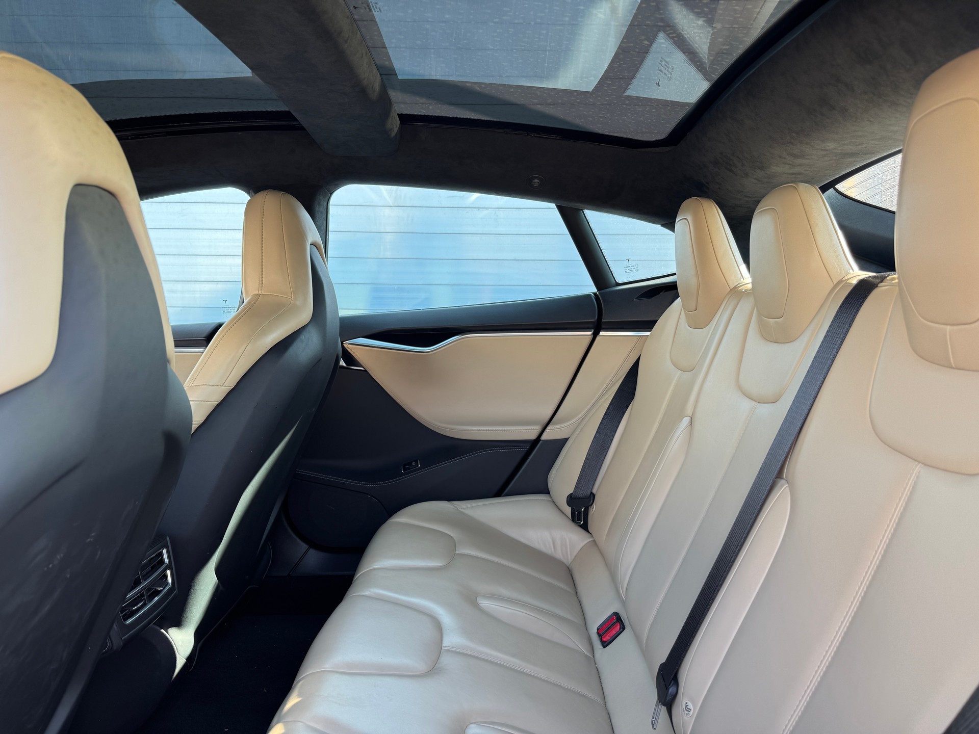 TESLA Model S 85 D-image-5