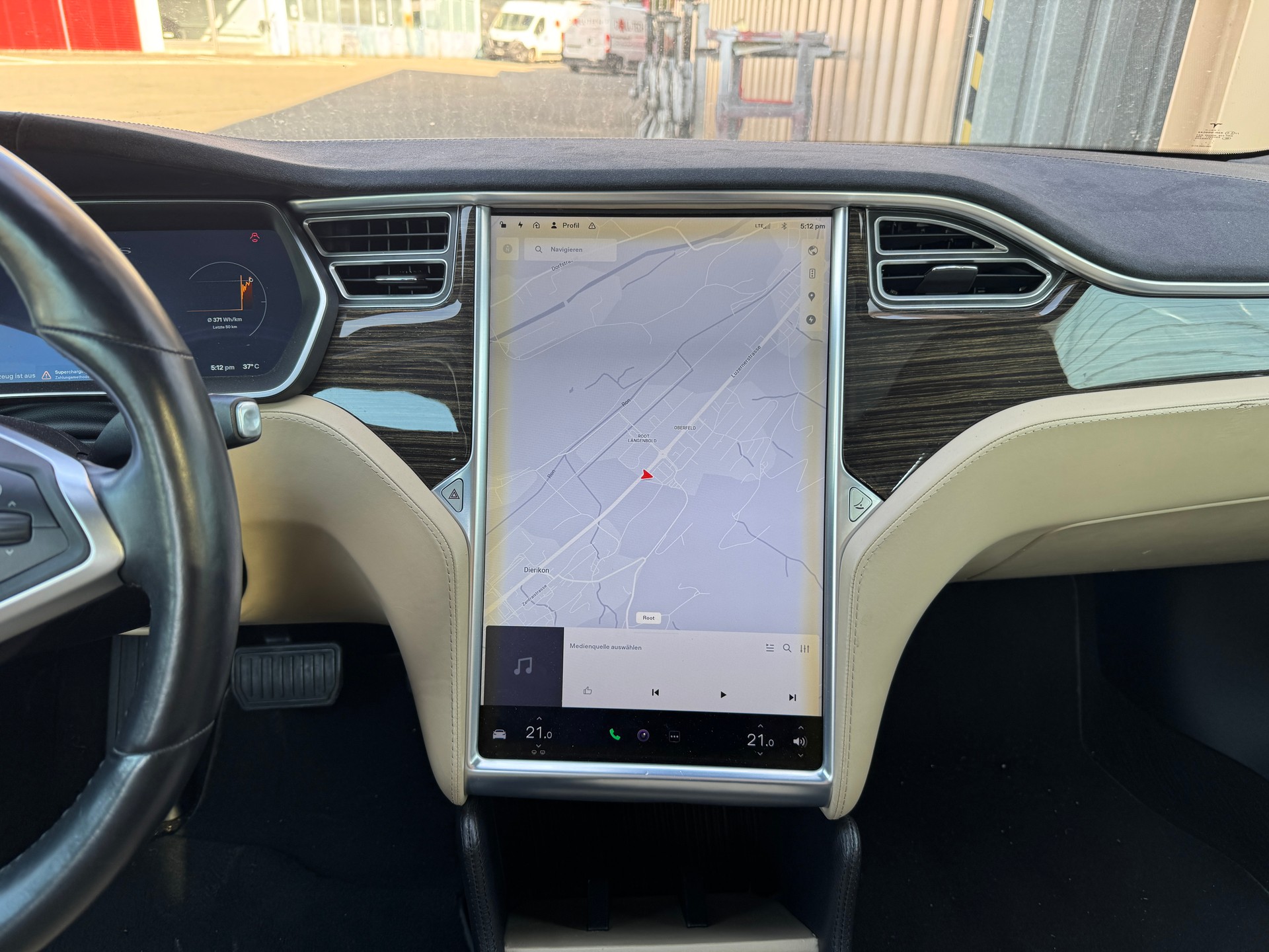 TESLA Model S 85 D-image-10
